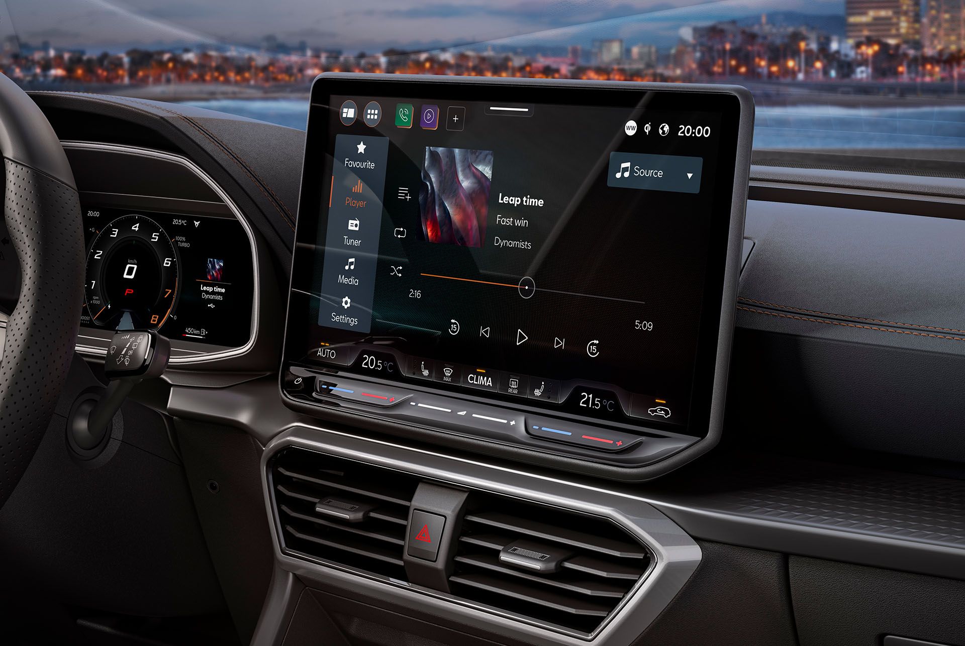 Pohľad do interiéru CUPRA Formentor 2024 s koženým volantom, systémom infotainment zobrazujúcim nastavenia médií a klimatizácie a prístrojovou doskou. V pozadí s panorámou mesta za súmraku. 