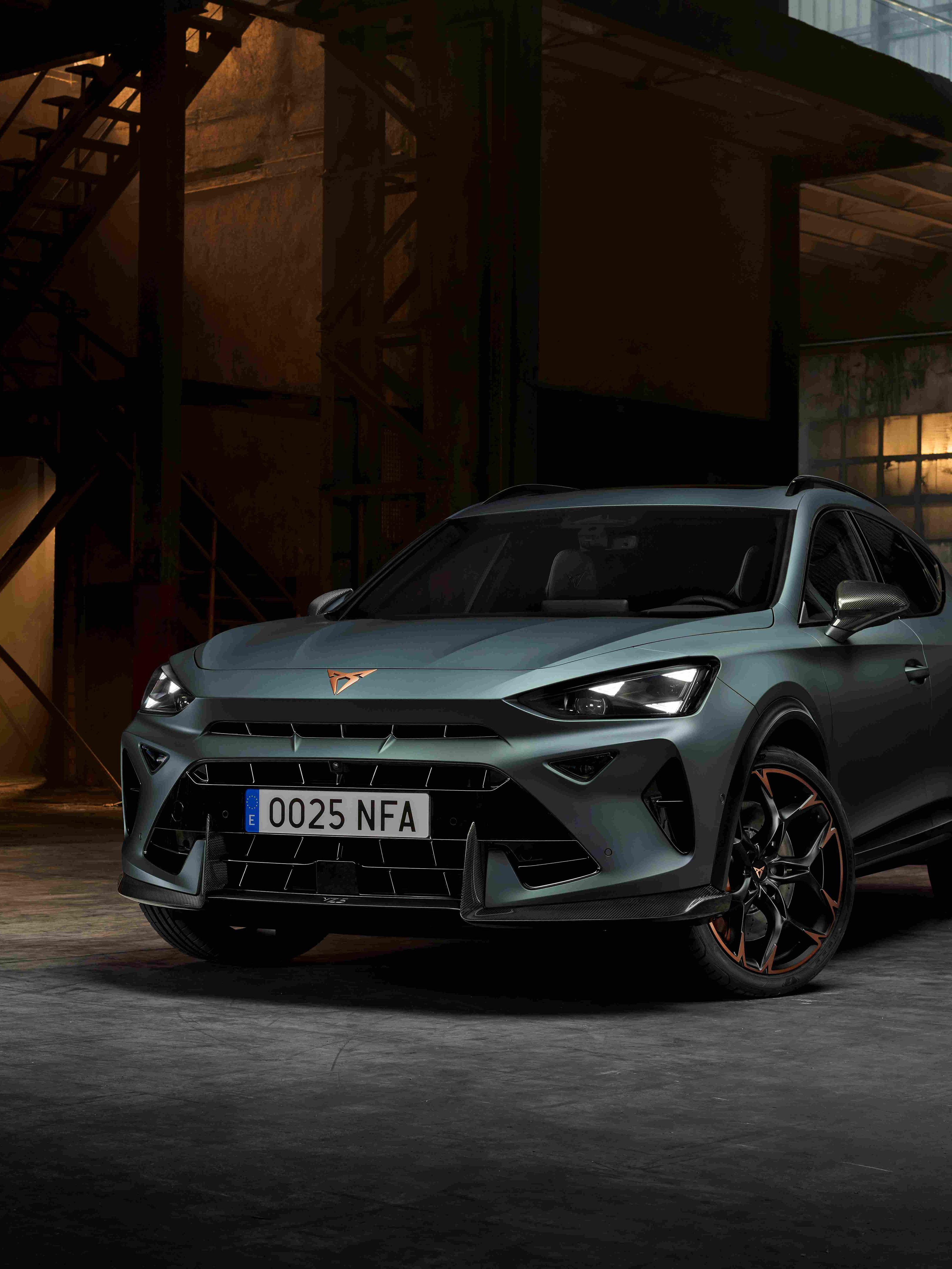 CUPRA Dormentor v zelenej farbe stojí v industriálnom prostredí s nepriamym osvetlením. Športový vzhľad auta podčiarkujú výrazné svetlá a aerodynamické línie. 