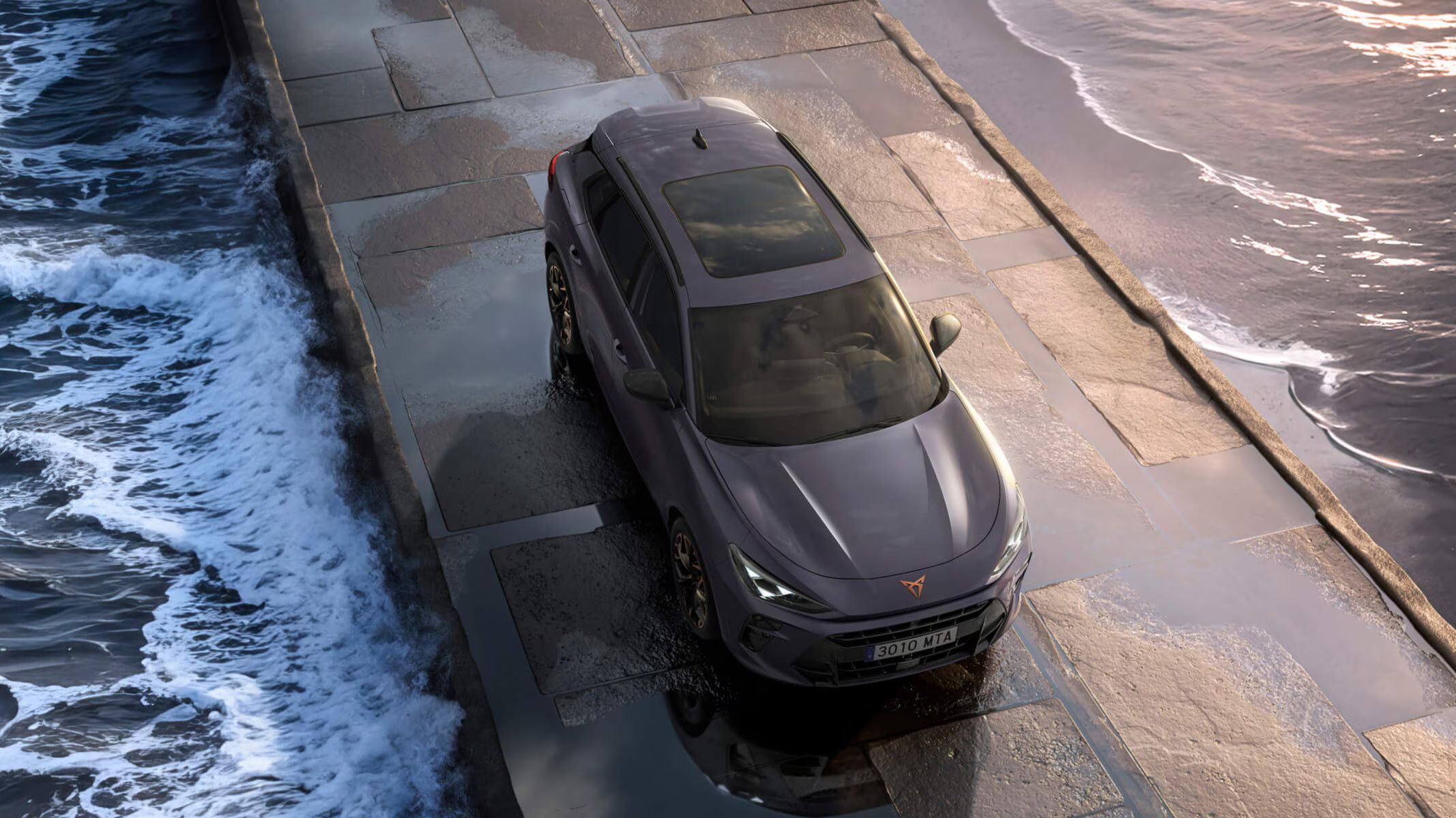 Vozidlo CUPRA na ceste medzi dvomi hladinami vody.