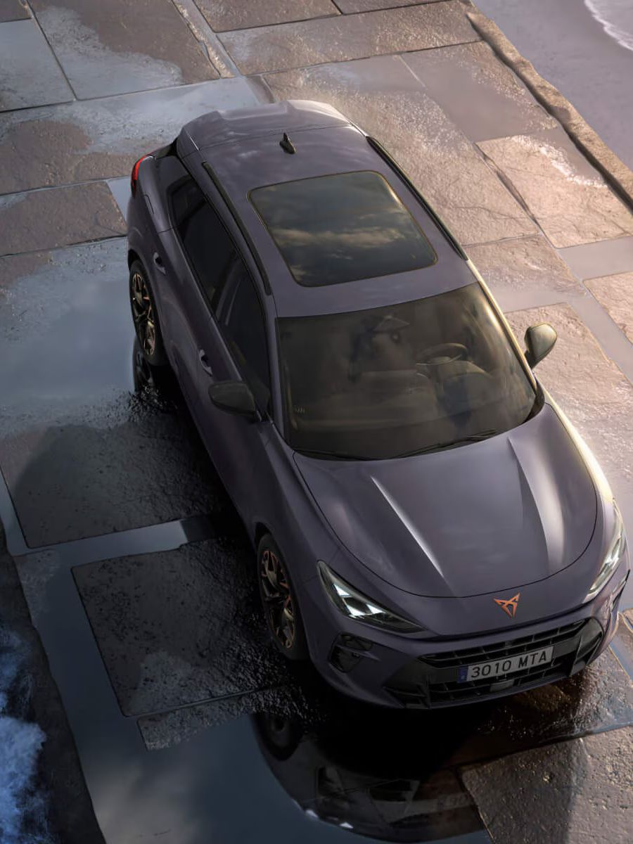 Vozidlo CUPRA na ceste medzi dvomi hladinami vody.