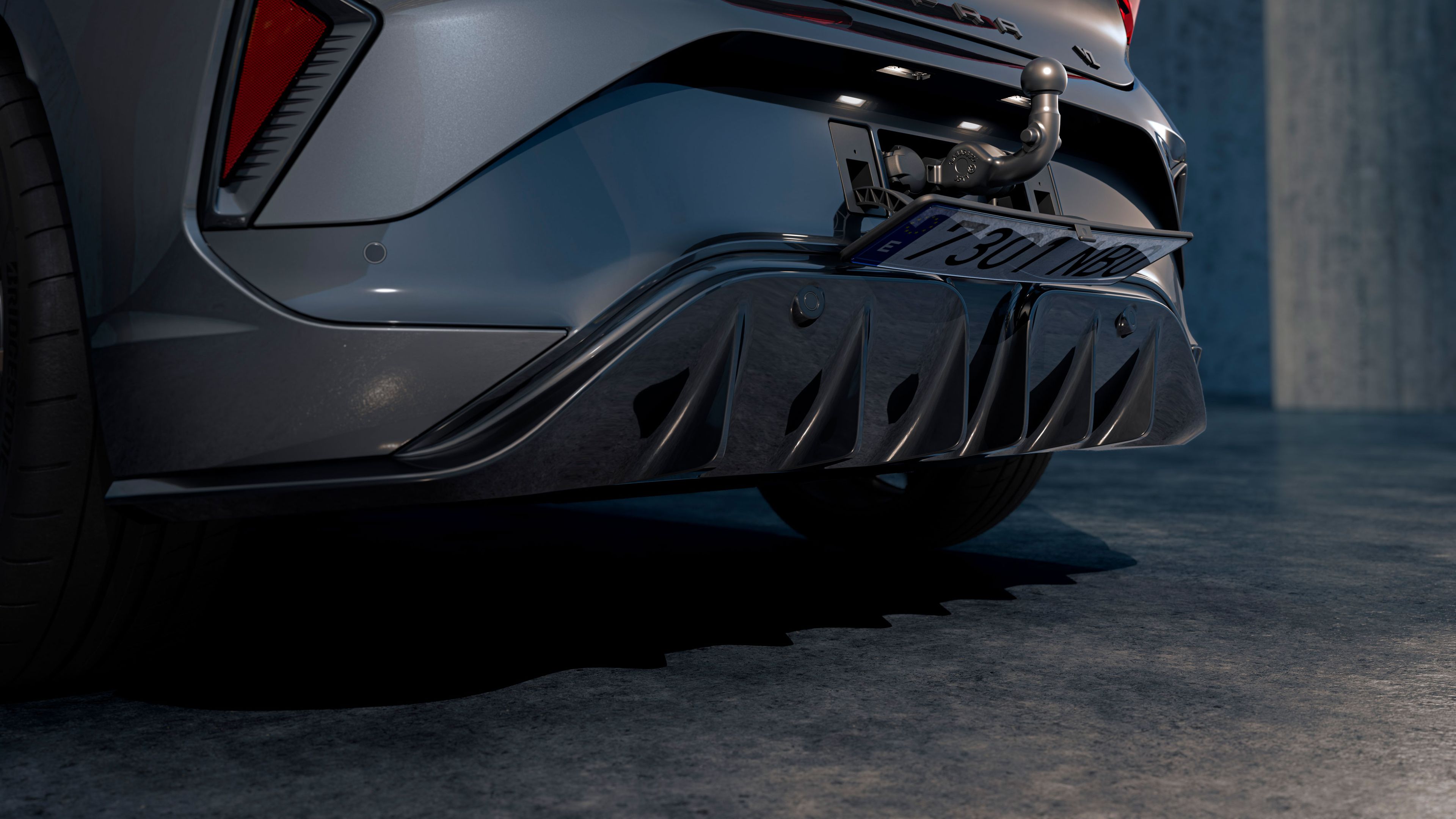 Pohľad na zadnú časť modelu CUPRA Born 2026, na ktorom je vidieť ťažné zariadenie, ktoré je súčasťou sortimentu príslušenstva pre toto vozidlo.