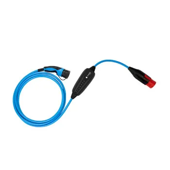 Modrý nabíjací kábel pre elektrické vozidlo. Na jednom konci je konektor pre pripojenie k vozidlu a na druhom konektor na pripojenie k nabíjačke. Kábel má čierny adaptér uprostred.