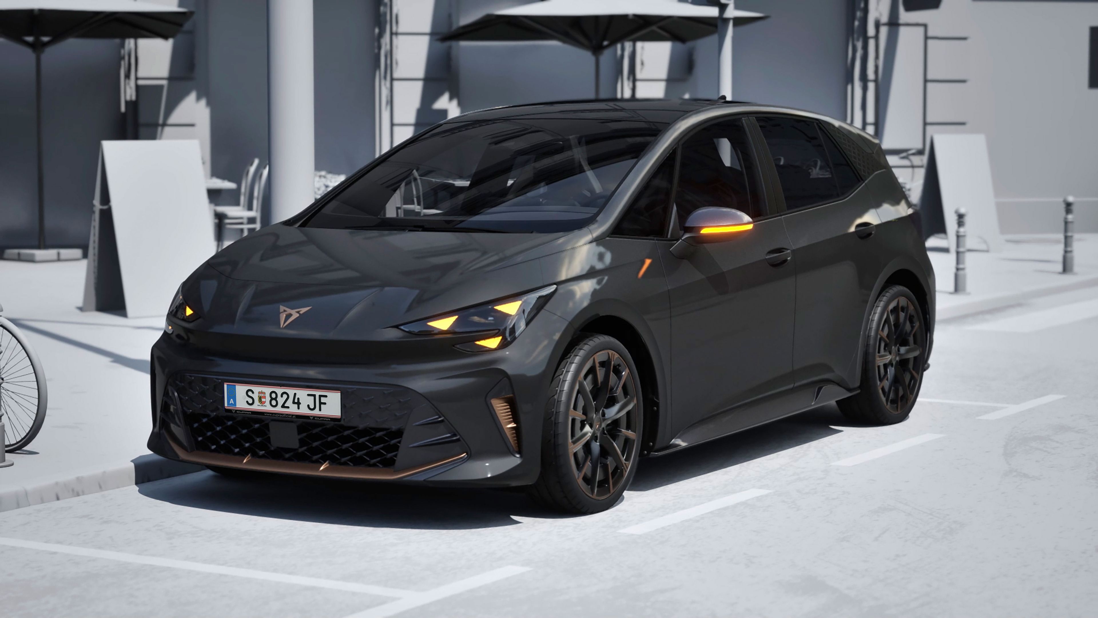 Nočný pohľad spredu na model CUPRA Born v sivom odtieni Tambora, ktorý zdôrazňuje výkon exkluzívnych Matrix LED svetlometov CUPRA, ktoré poskytujú presný, jasný a adaptívny svetelný kužeľ.