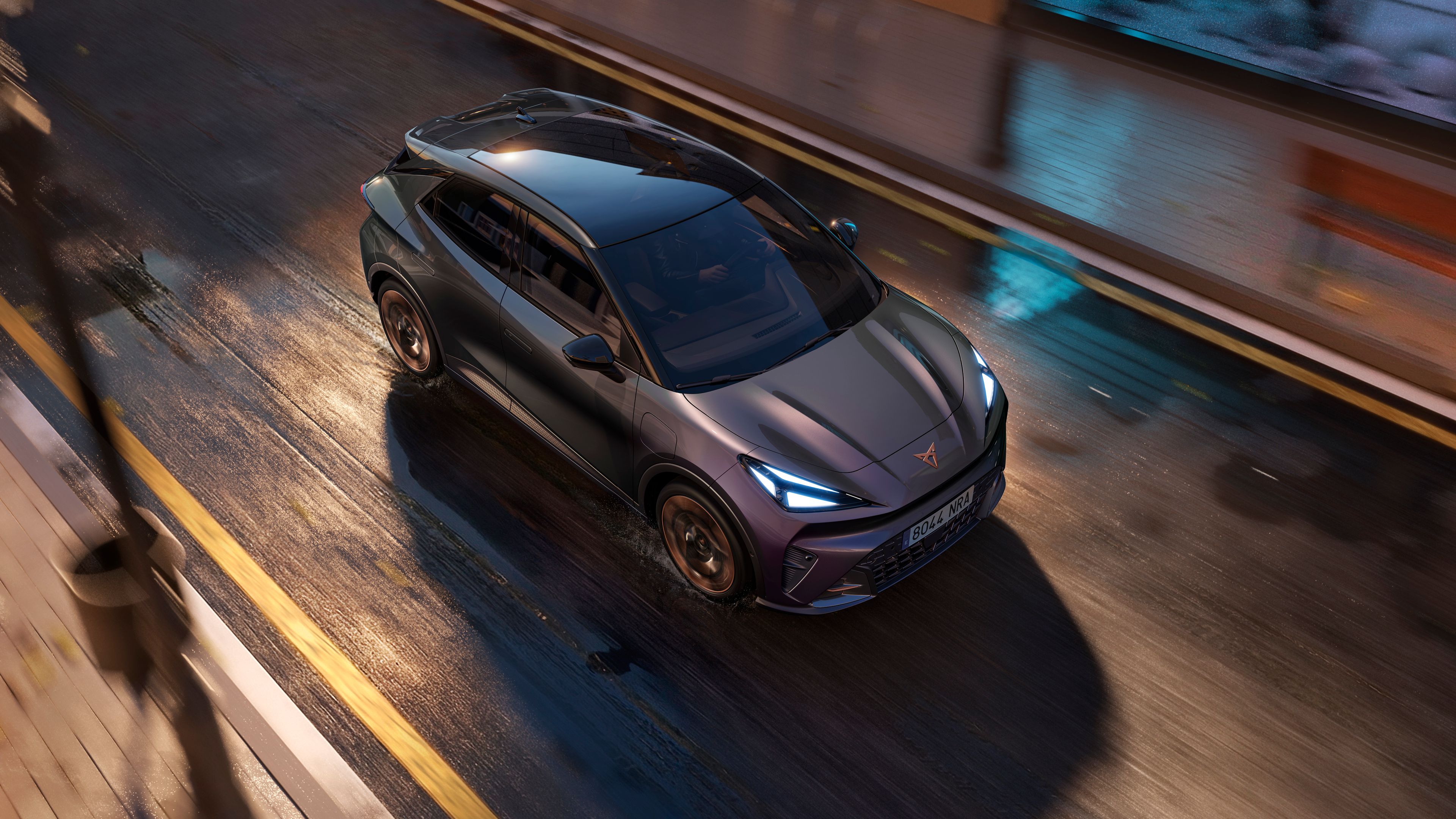 Záber na model CUPRA Raval VZ v odtieni plazma zhora.