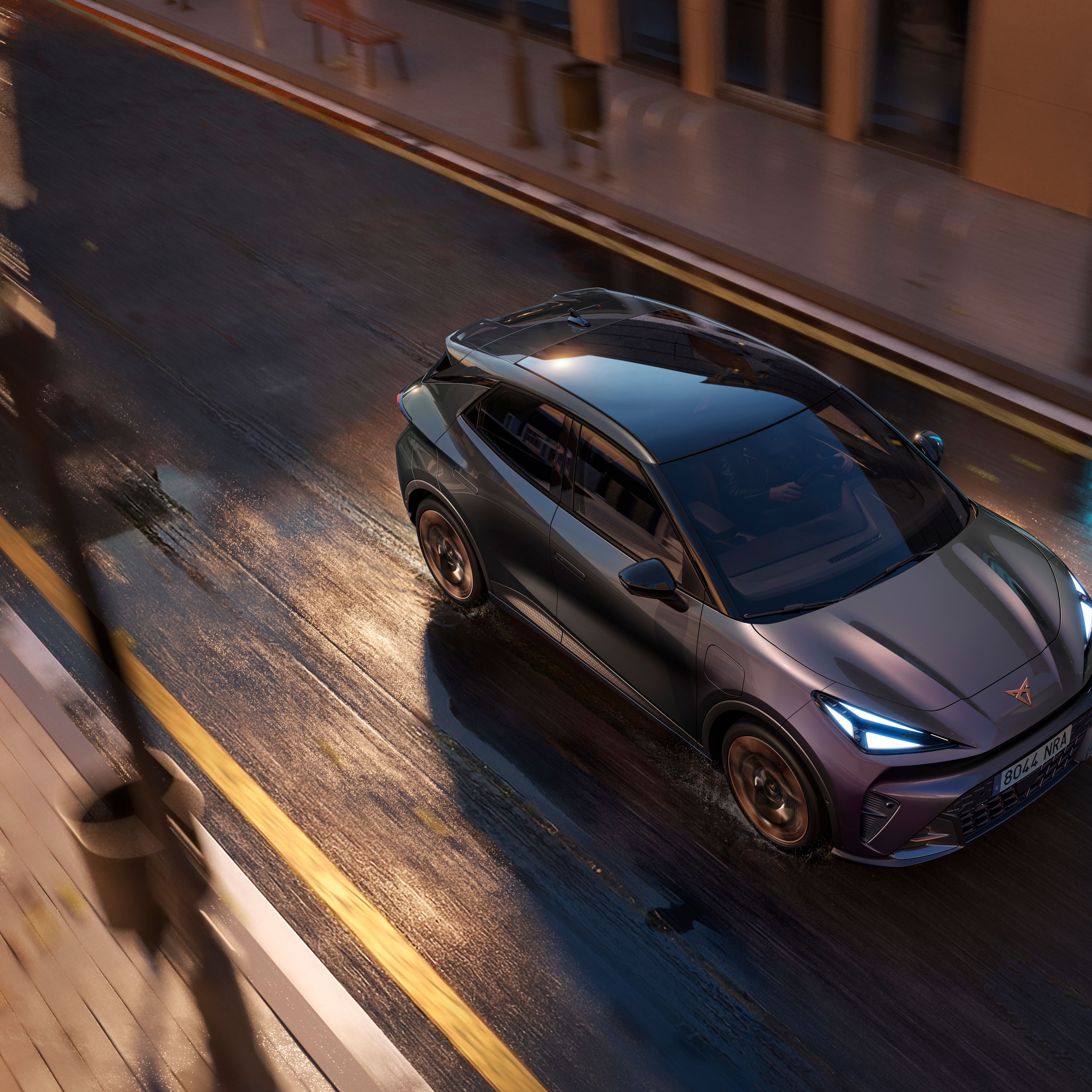 Záber na model CUPRA Raval VZ v odtieni plazma zhora.