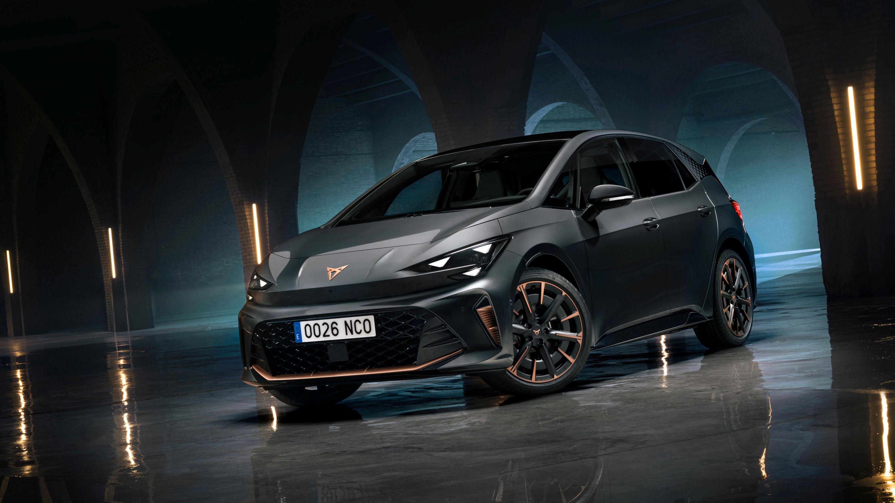 Nový CUPRA Born v tmavom podzemí s klenbami a jemným osvetlením.