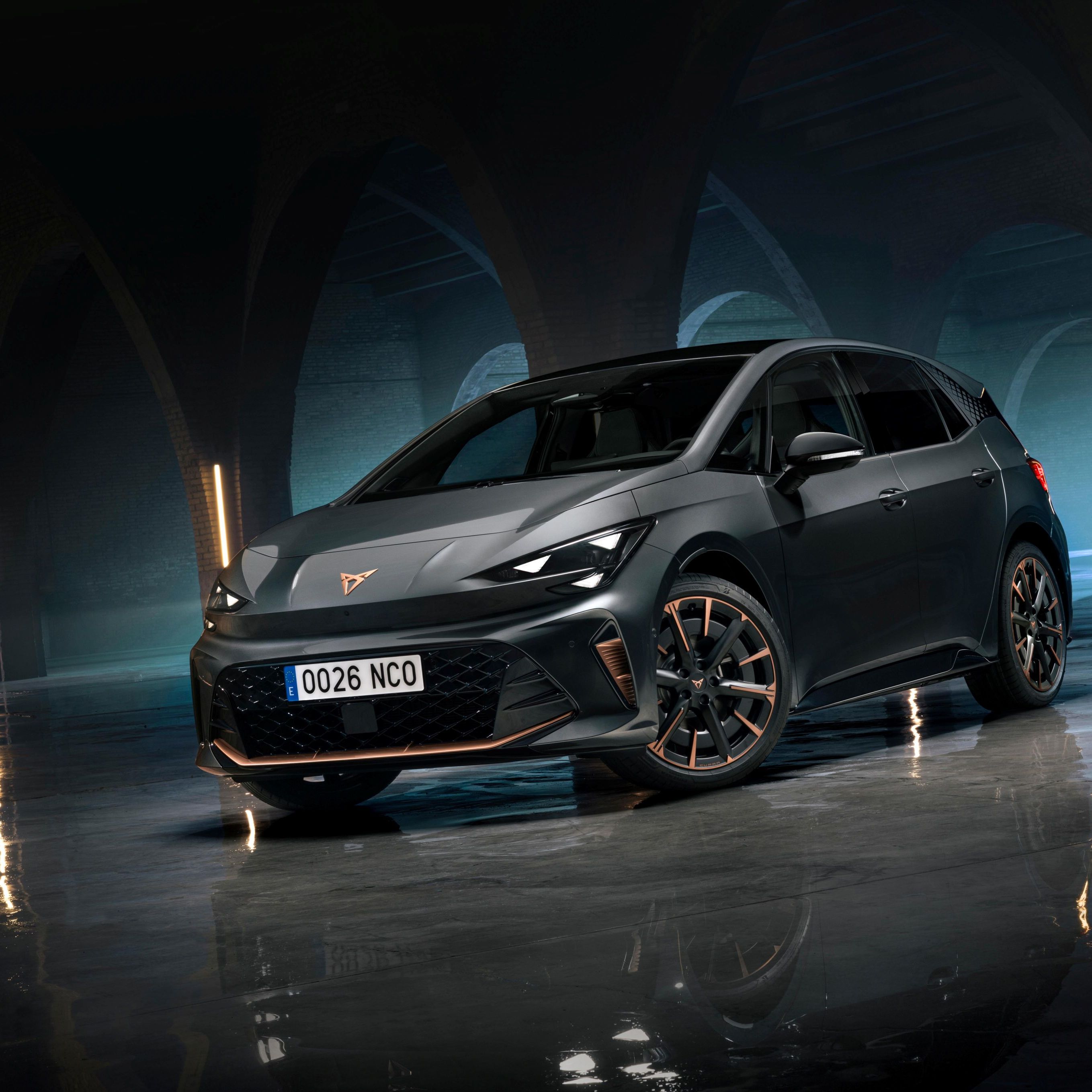 Nový CUPRA Born v tmavom podzemí s klenbami a jemným osvetlením.