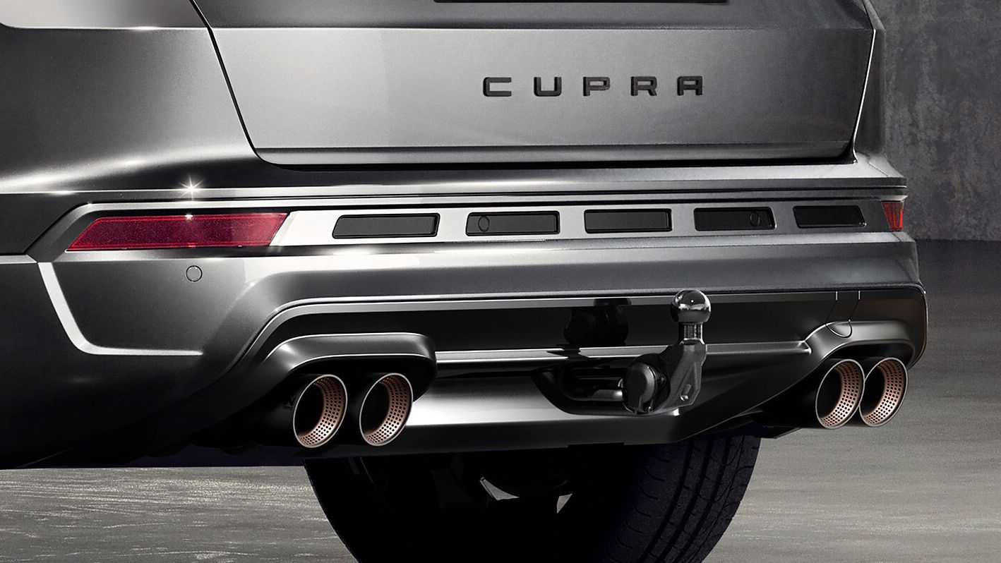 Detailný pohľad na zadnú časť sivého auta CUPRA. Viditeľné sú štyri koncovky výfuku a ťažné zariadenie.