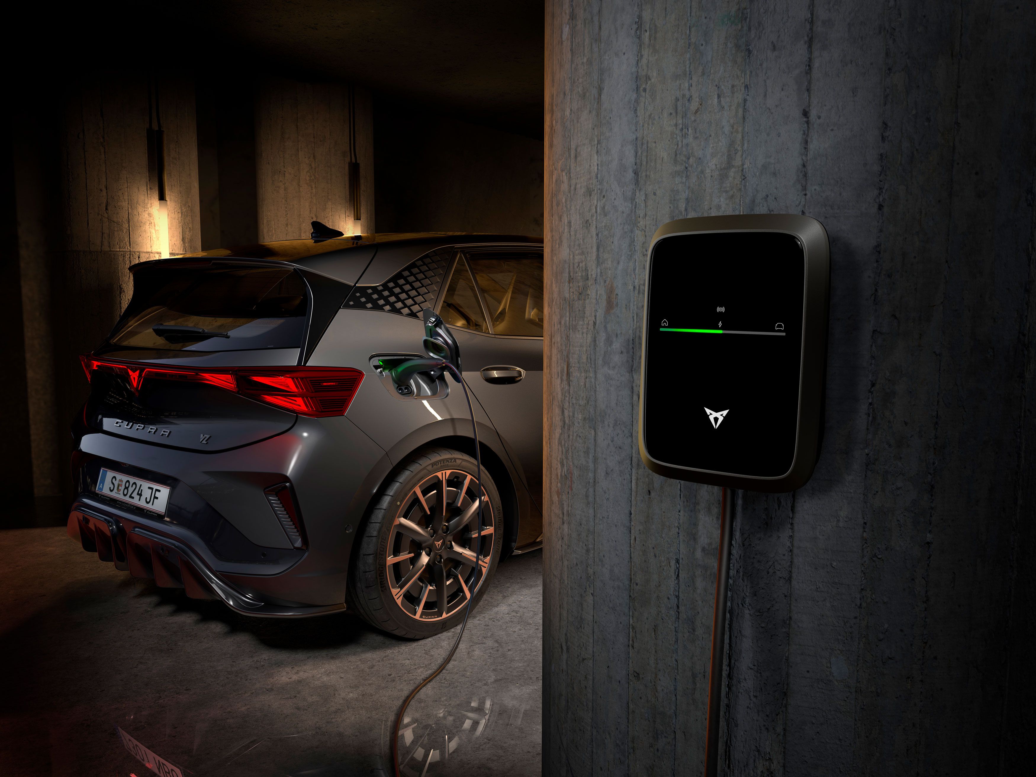 Nabíjací systém modelu CUPRA Born VZ. Auto sa pohodlne nabíja doma.