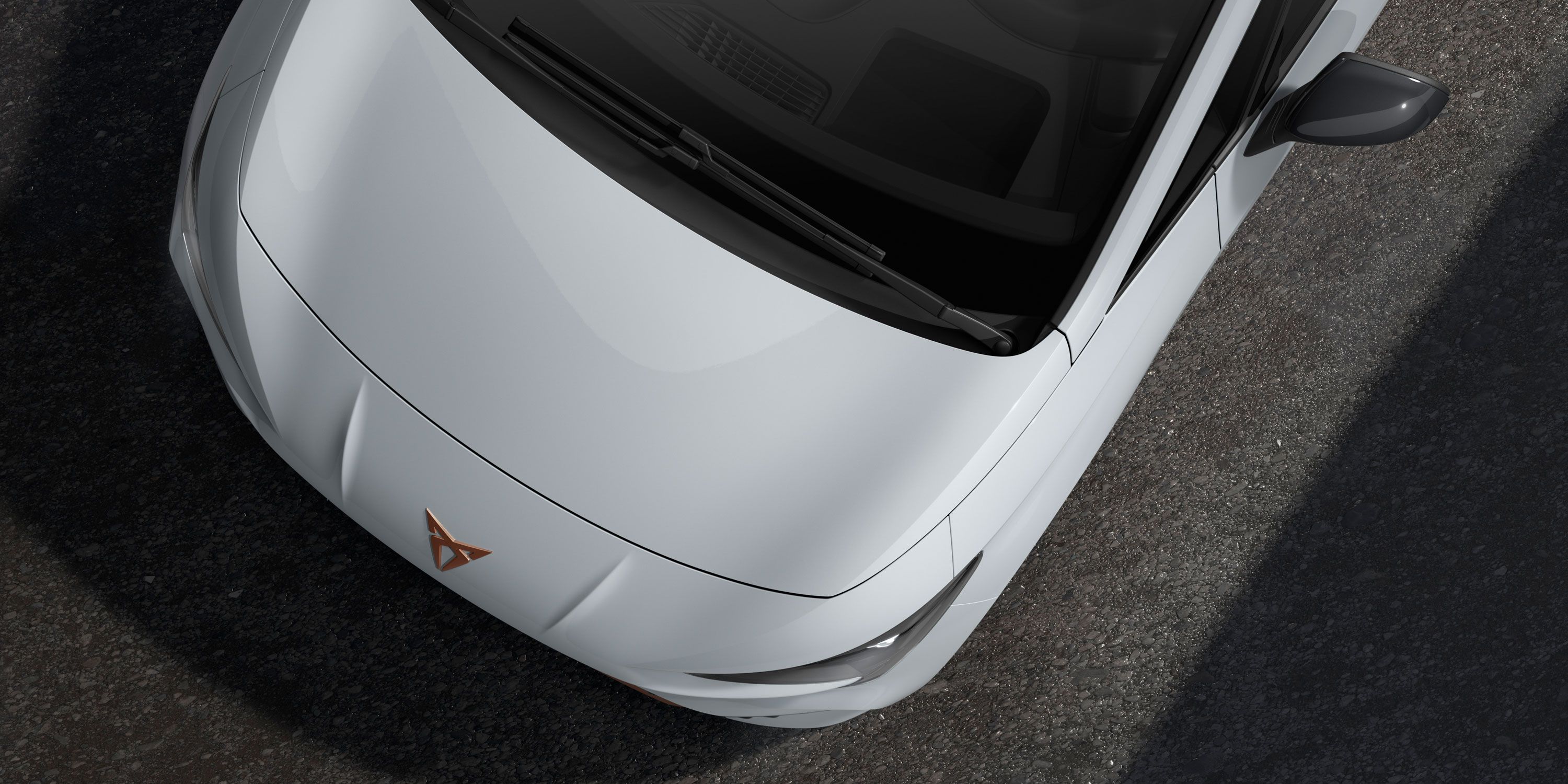 Detailný pohľad na model CUPRA Born v bielom odtieni Nevada metalíza.