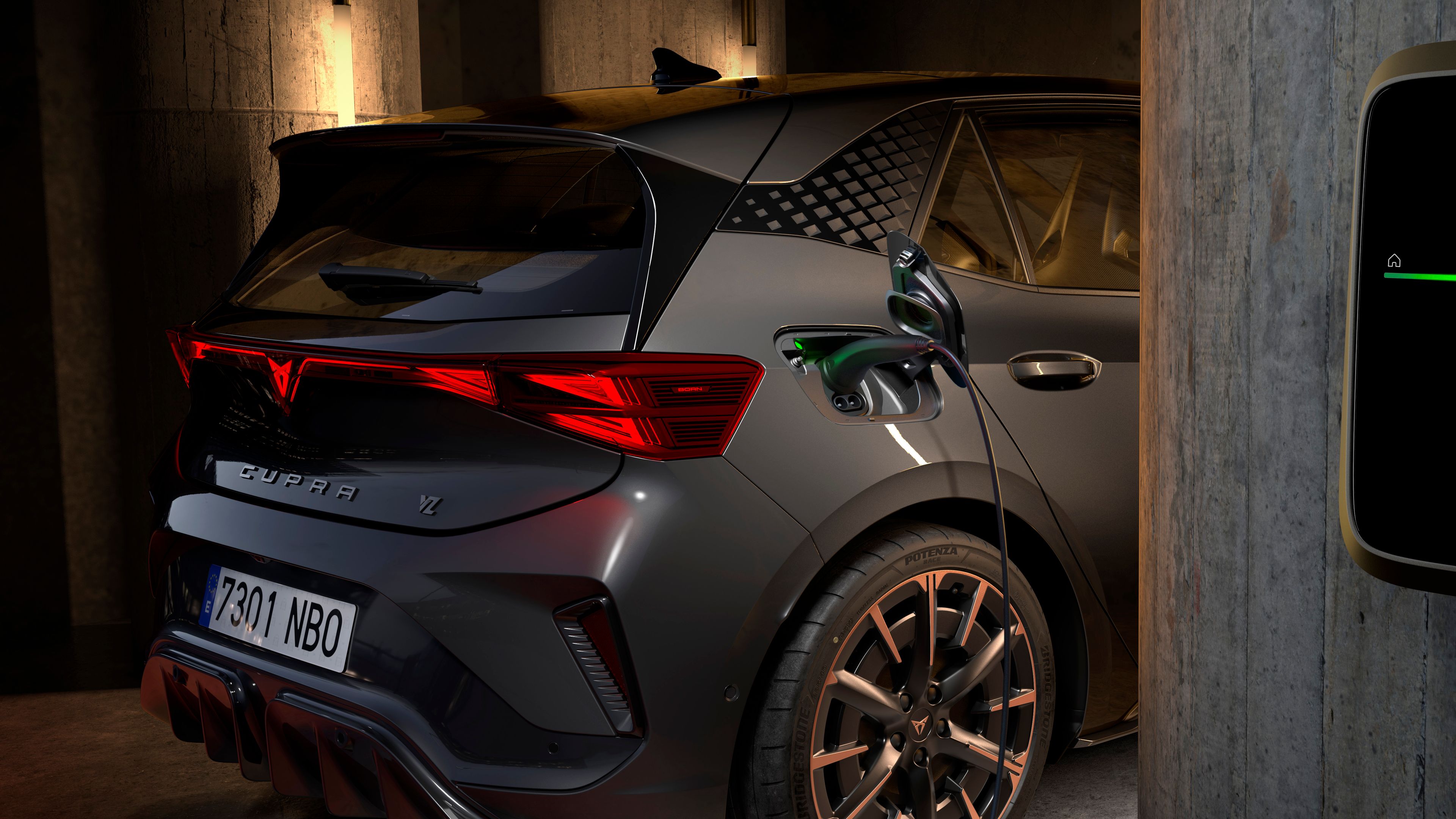 Nabíjací systém modelu CUPRA Born VZ. Auto sa pohodlne nabíja doma.
