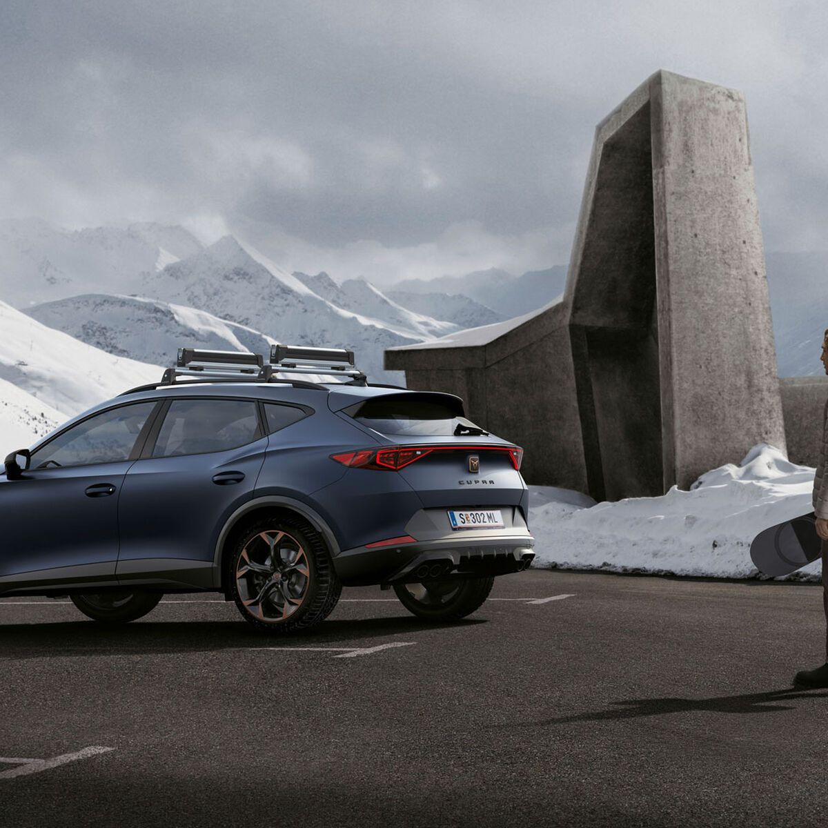 Ein CUPRA Formentor in blau, eine Frau steht davor