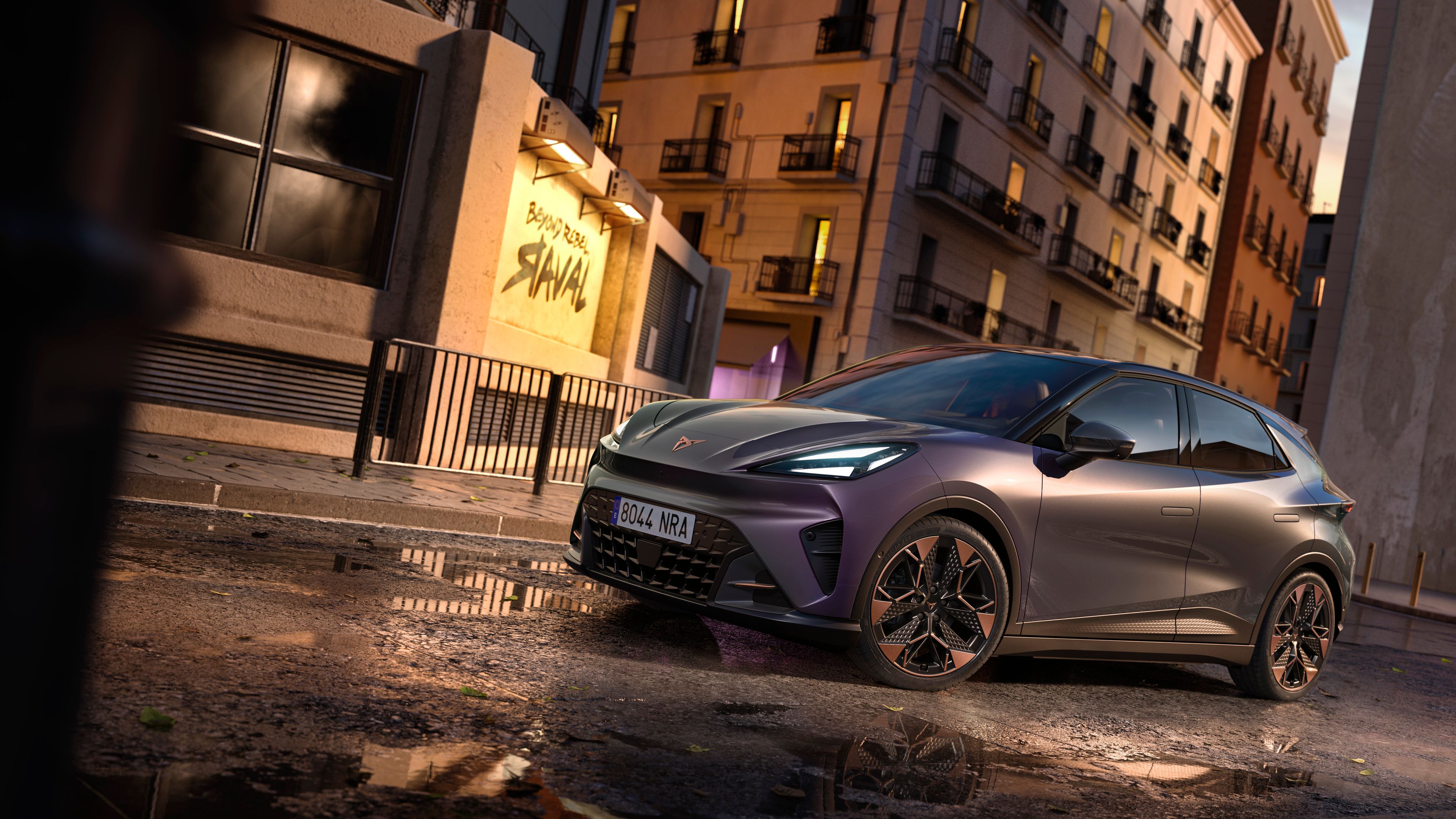 CUPRA Raval VZ v prevedení Plasma stojí na ulici v mestskom prostredí.