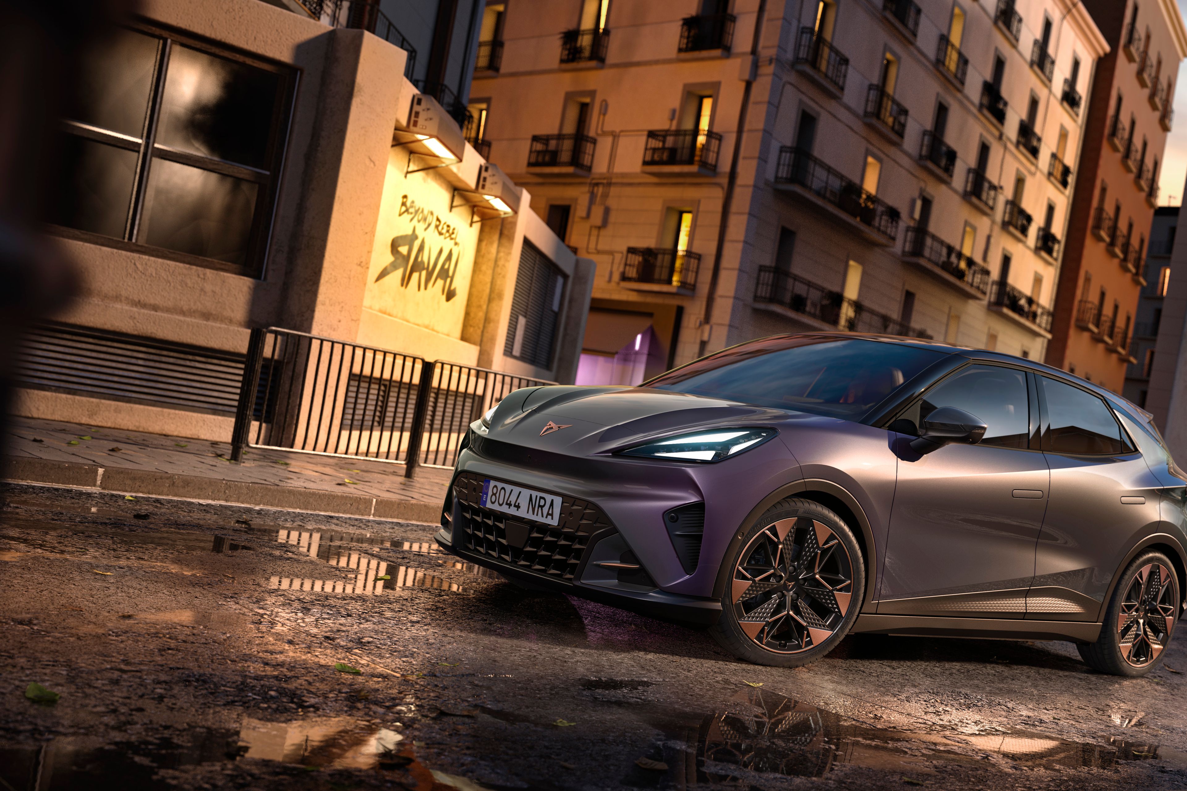 CUPRA Raval VZ v prevedení Plasma stojí na ulici v mestskom prostredí.