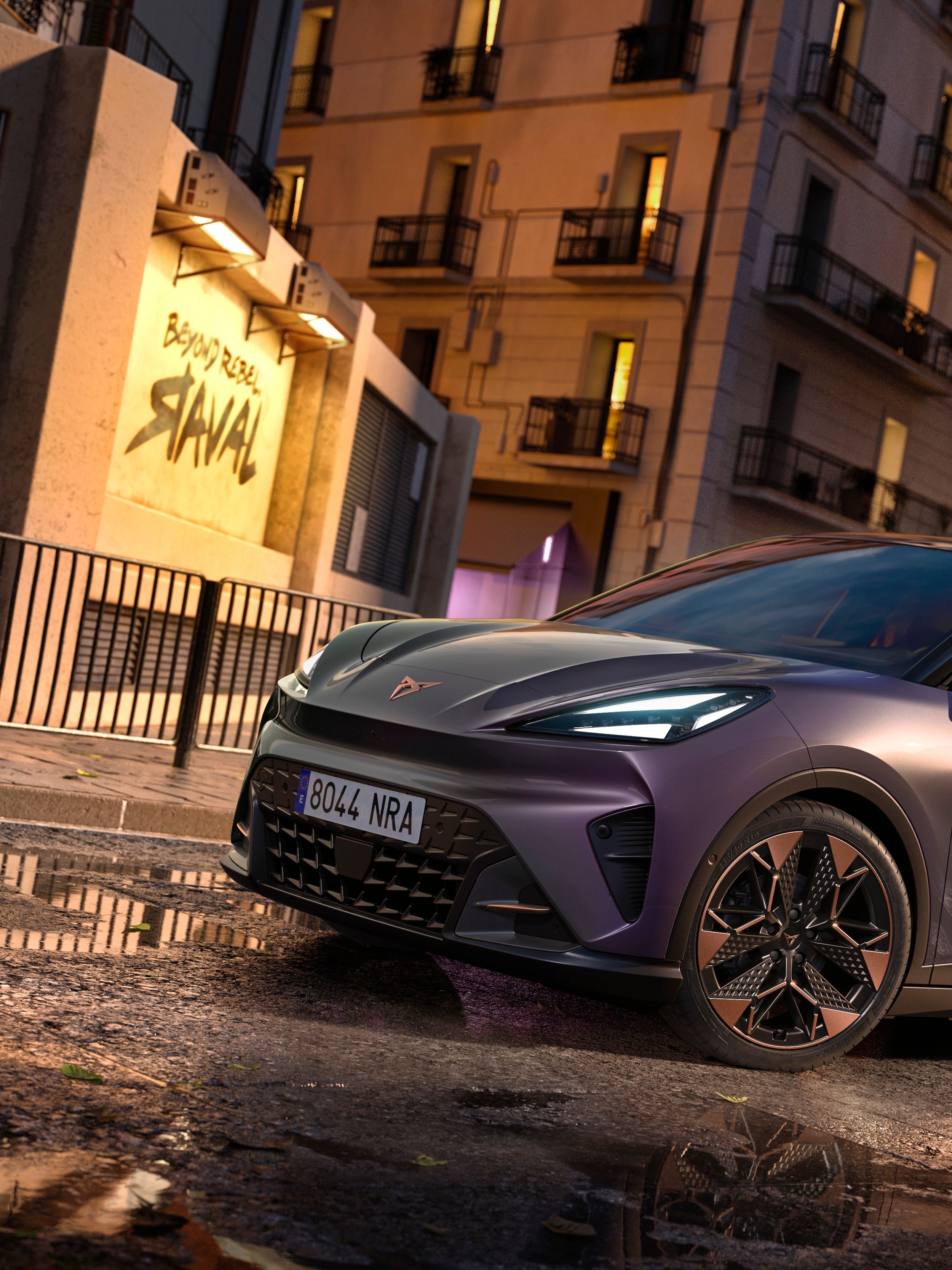 CUPRA Raval VZ v prevedení Plasma stojí na ulici v mestskom prostredí.