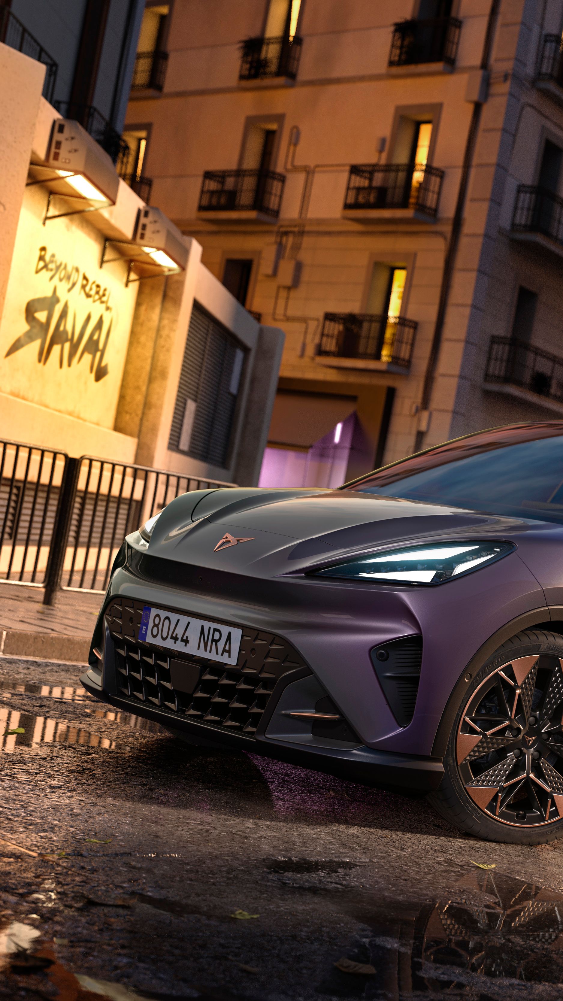 CUPRA Raval VZ v prevedení Plasma stojí na ulici v mestskom prostredí.