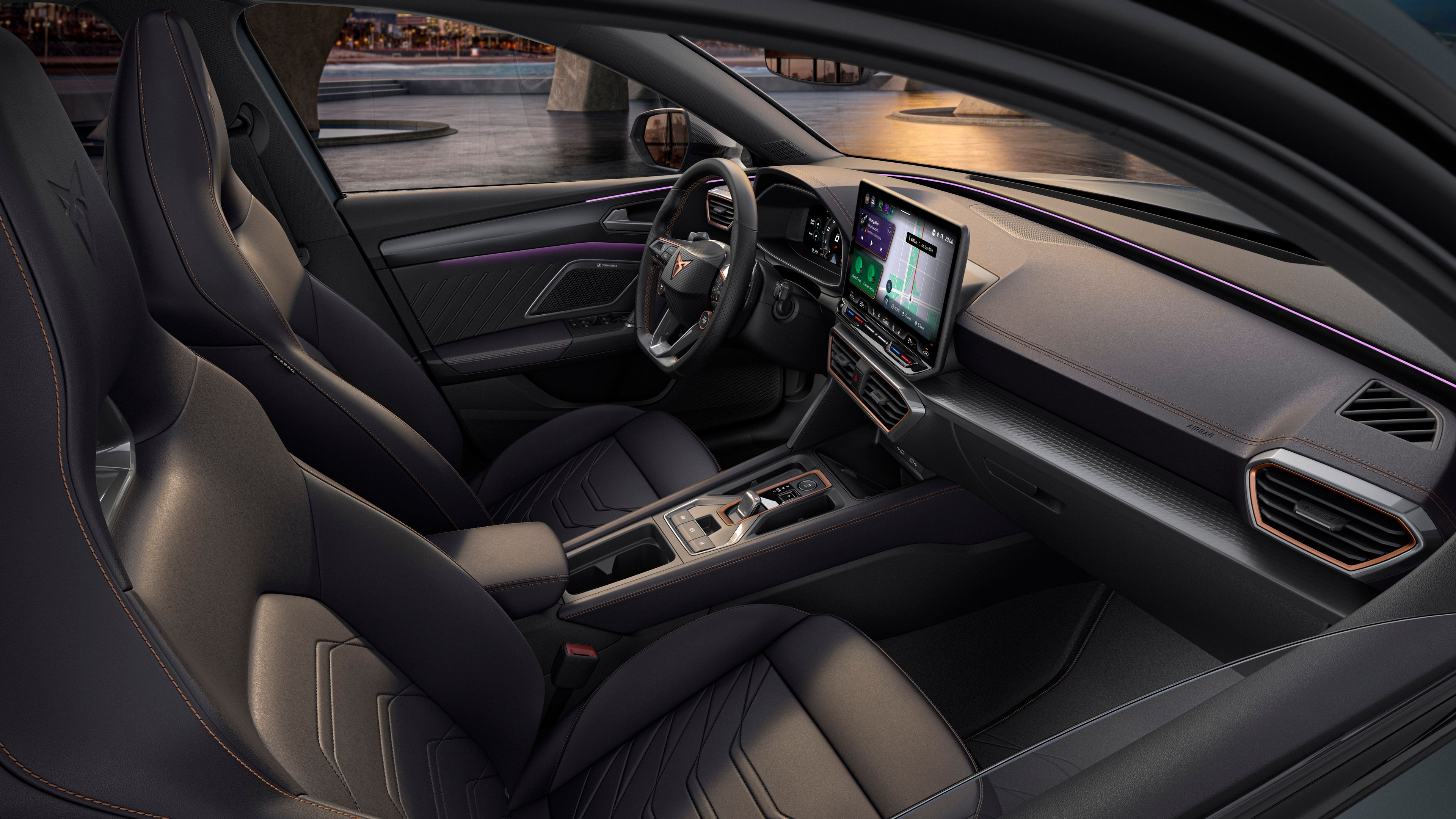 Pohľad do interiéru CUPRA Leo Sportstourer na športové sedadlá vpredu, palubnú dosku, digitálne displeje, stredovú konzolu a multifunkčný volant.