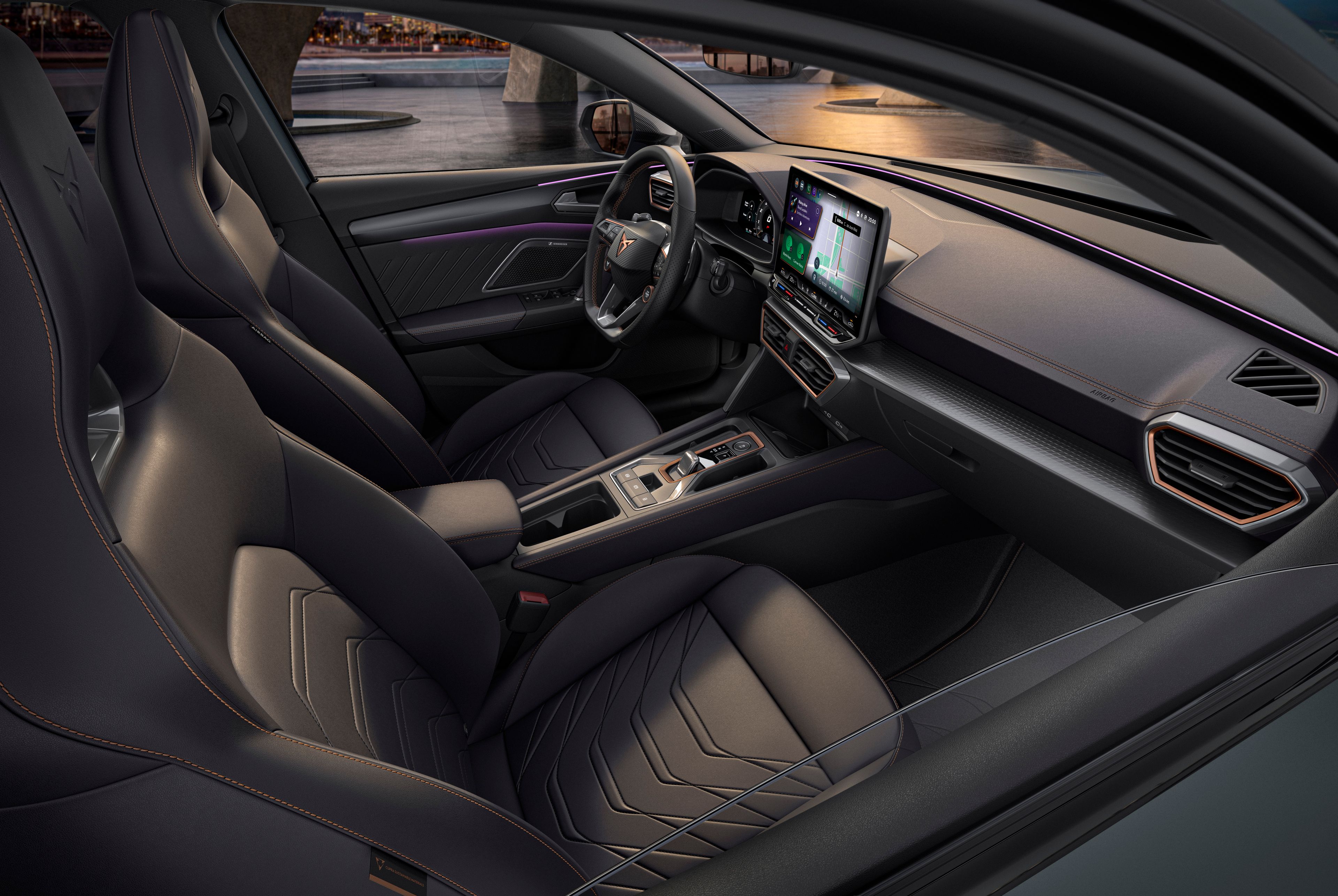 Pohľad do interiéru CUPRA Leo Sportstourer na športové sedadlá vpredu, palubnú dosku, digitálne displeje, stredovú konzolu a multifunkčný volant.