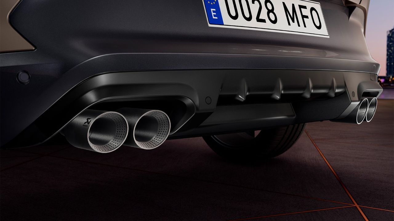 Pohľad zblízka na zadné partie vozidla 2024 CUPRA Formentor. Vozidlo v matnom bronzovom lakovaní Century prezentuje športový dizajn so štyrmi koncovkami výfukovej sústavy. 