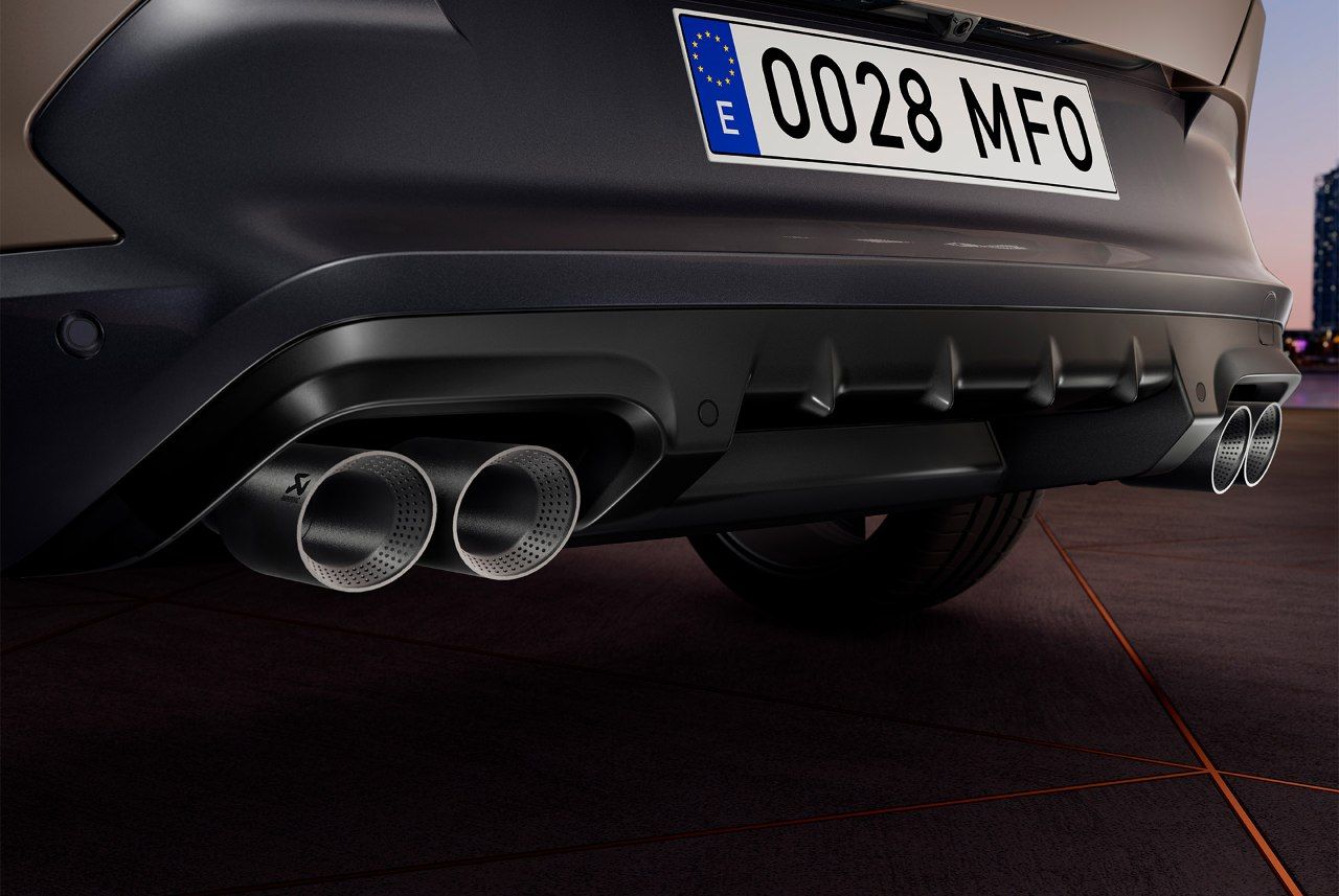 Pohľad zblízka na zadné partie vozidla 2024 CUPRA Formentor. Vozidlo v matnom bronzovom lakovaní Century prezentuje športový dizajn so štyrmi koncovkami výfukovej sústavy. 