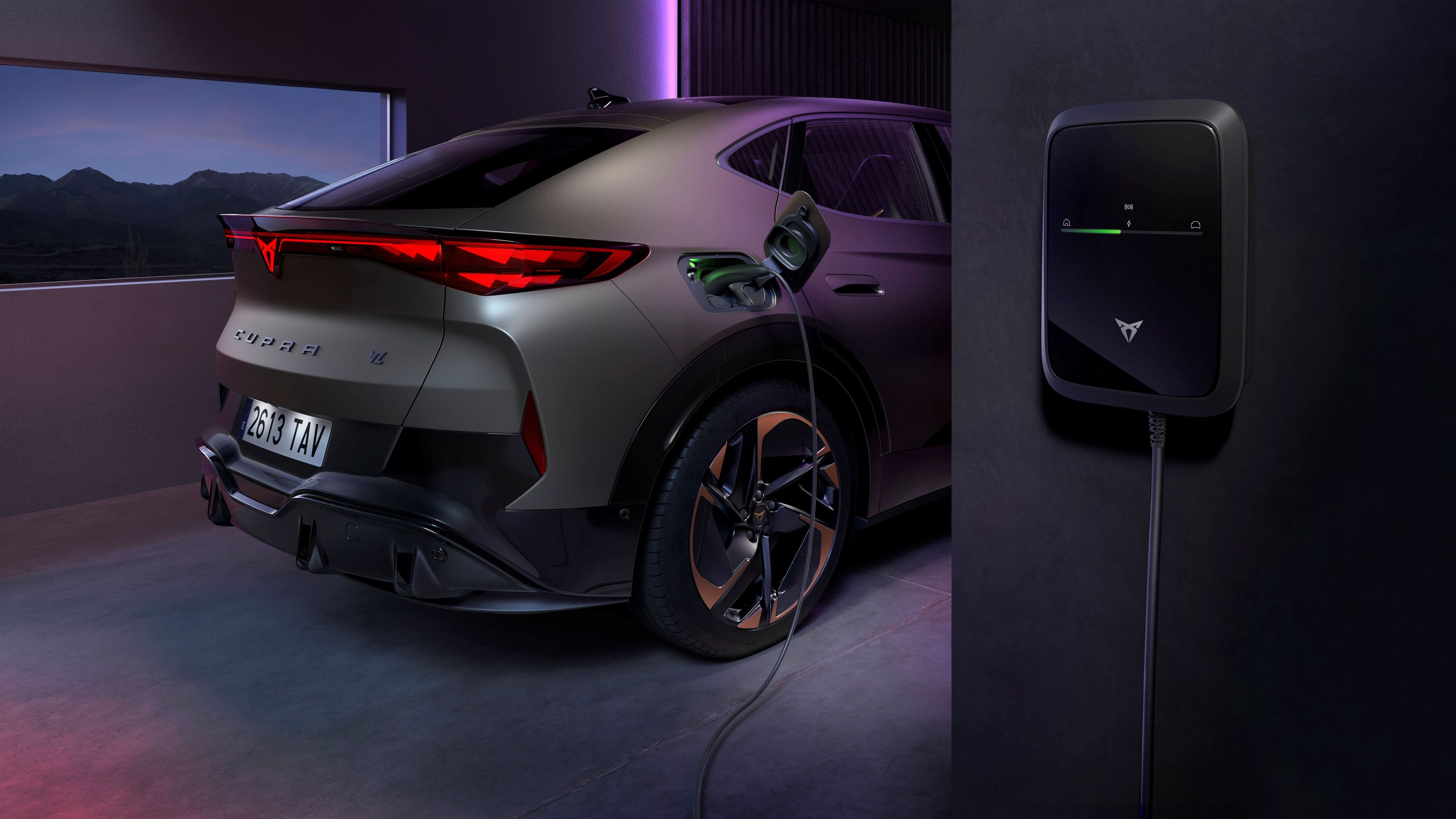 CUPRA Tavascan zaparkovaný v tmavej, dizajnovej garáži s domácou nabíjacou stanicou. Vozidlo je pripojené k nabíjacej stanici. Obrázok dotvára fialové osvetlenie.