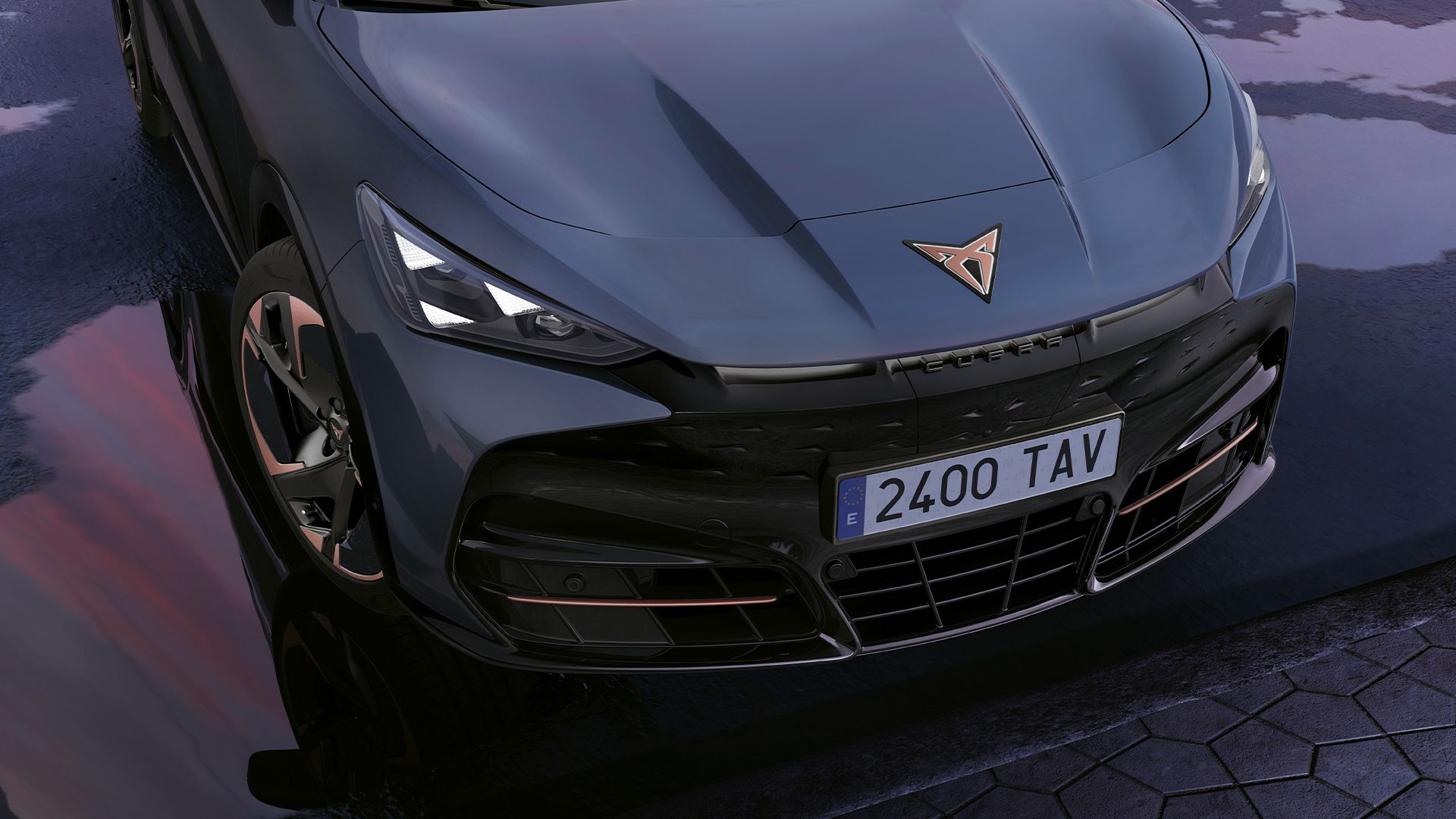 Modrý CUPRA Tavascan počas procesu nabíjania