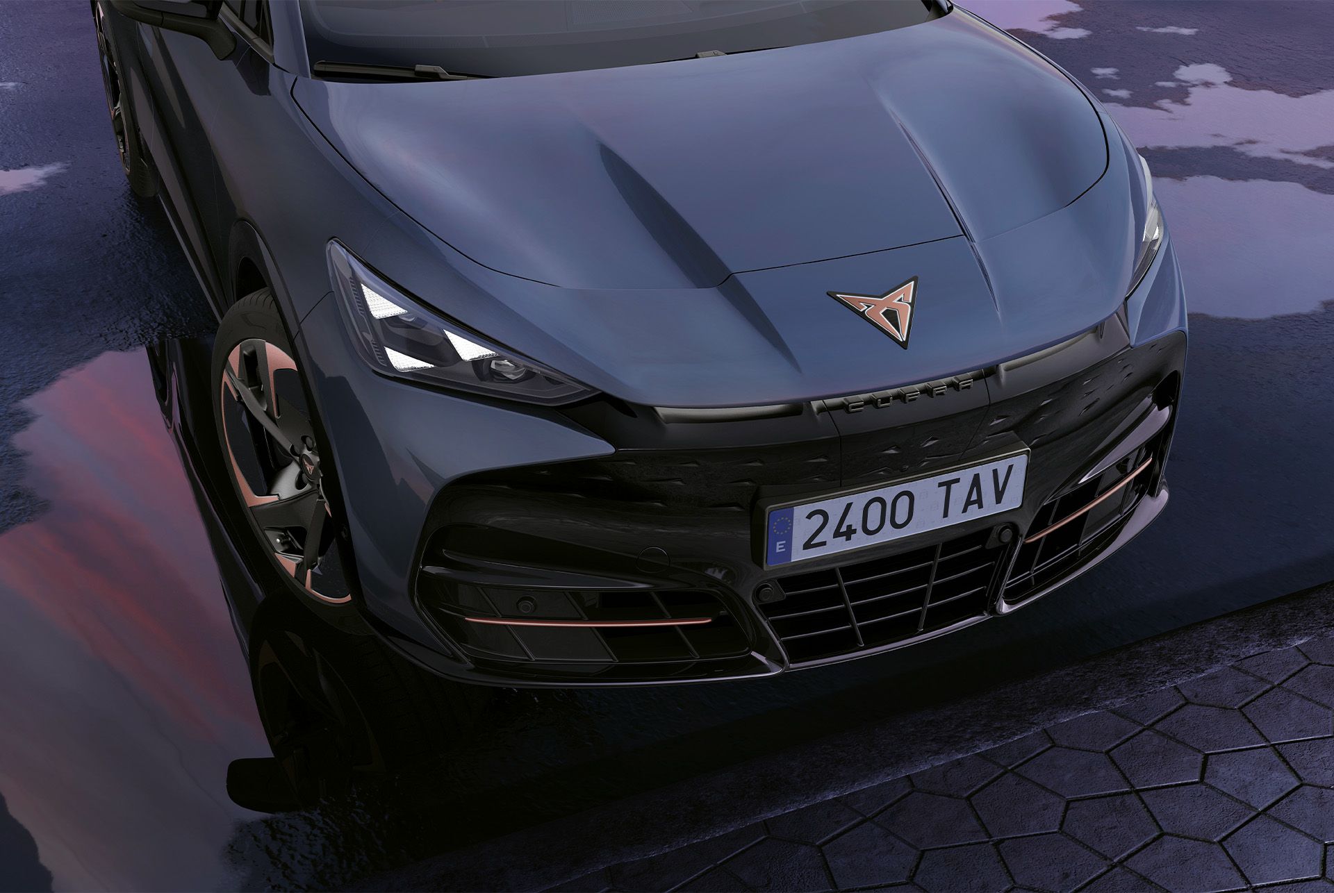 Modrý CUPRA Tavascan počas procesu nabíjania