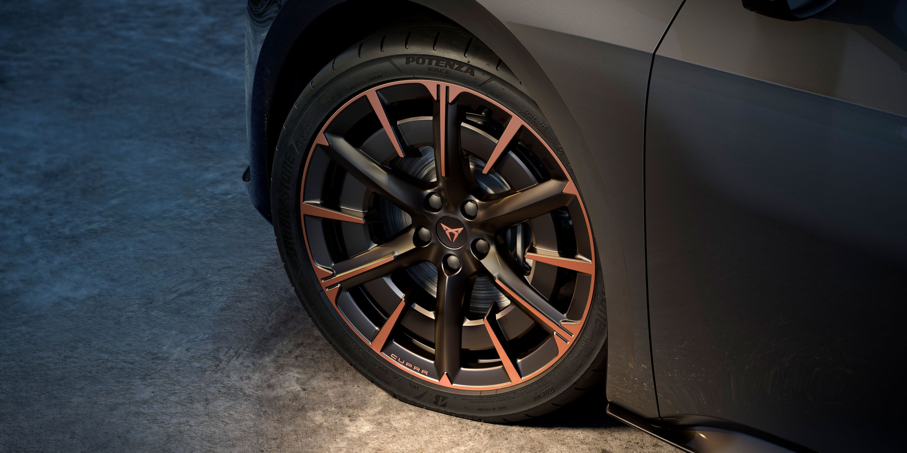 CUPRA Born 20-palcový disk Firestorm v medenej farbe.