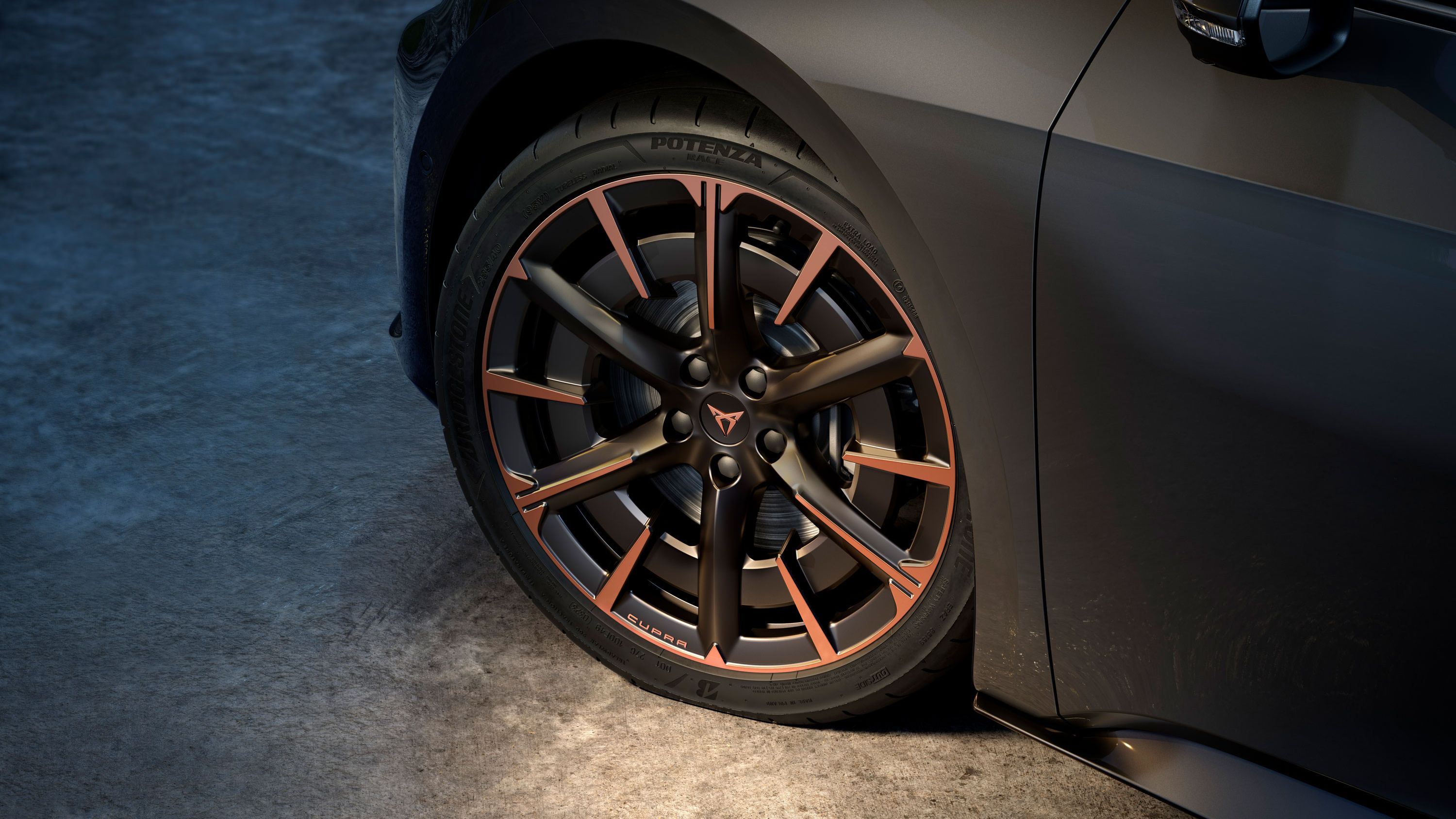 CUPRA Born 20-palcový disk Firestorm v medenej farbe.