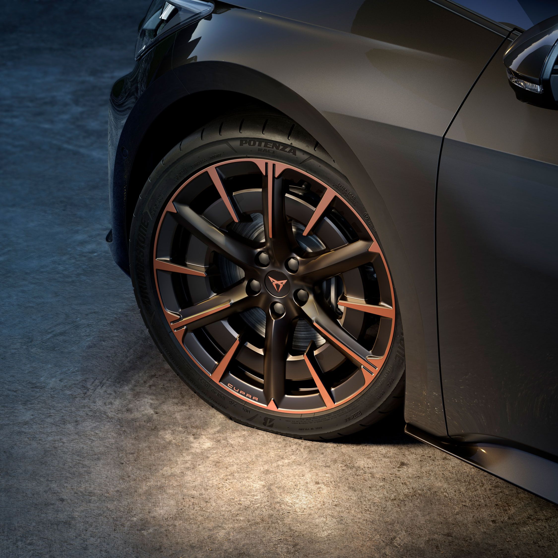 CUPRA Born 20-palcový disk Firestorm v medenej farbe.