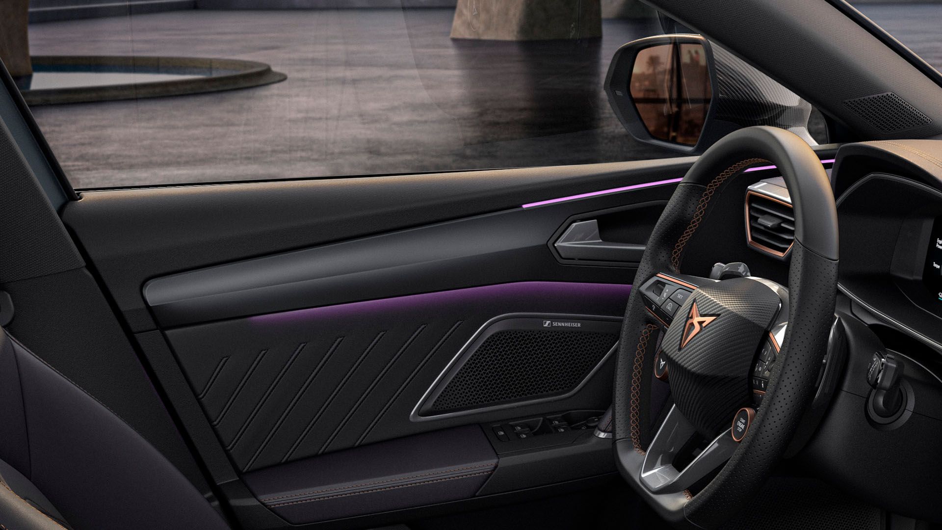 Interiér moderného auta so štýlovým dizajnom a ambientným osvetlením. Dobre vidieť volant, čiastočne prístrojový panel. V pozadí výhľad z okna na betónovú plochu.