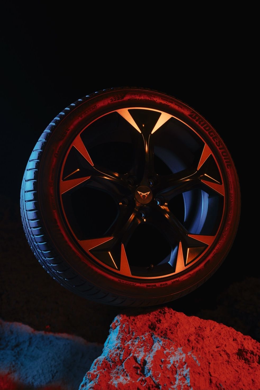 Koleso s moderným dizajnom na čiernom pozadí.