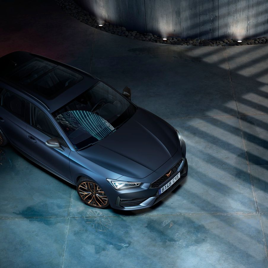 Pohľad na CUPRA Leon Sportstourer zhora, ktorý stojí na ceste pri budove.