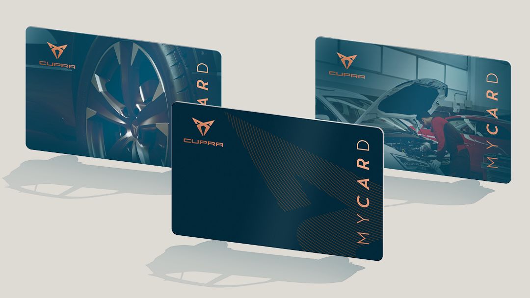 Tri karty "CUPRA MYCARD" sú na svetlom pozadí. Na kartách sú obrázky kolesa, loga CUPRA a servisného technika pri práci.