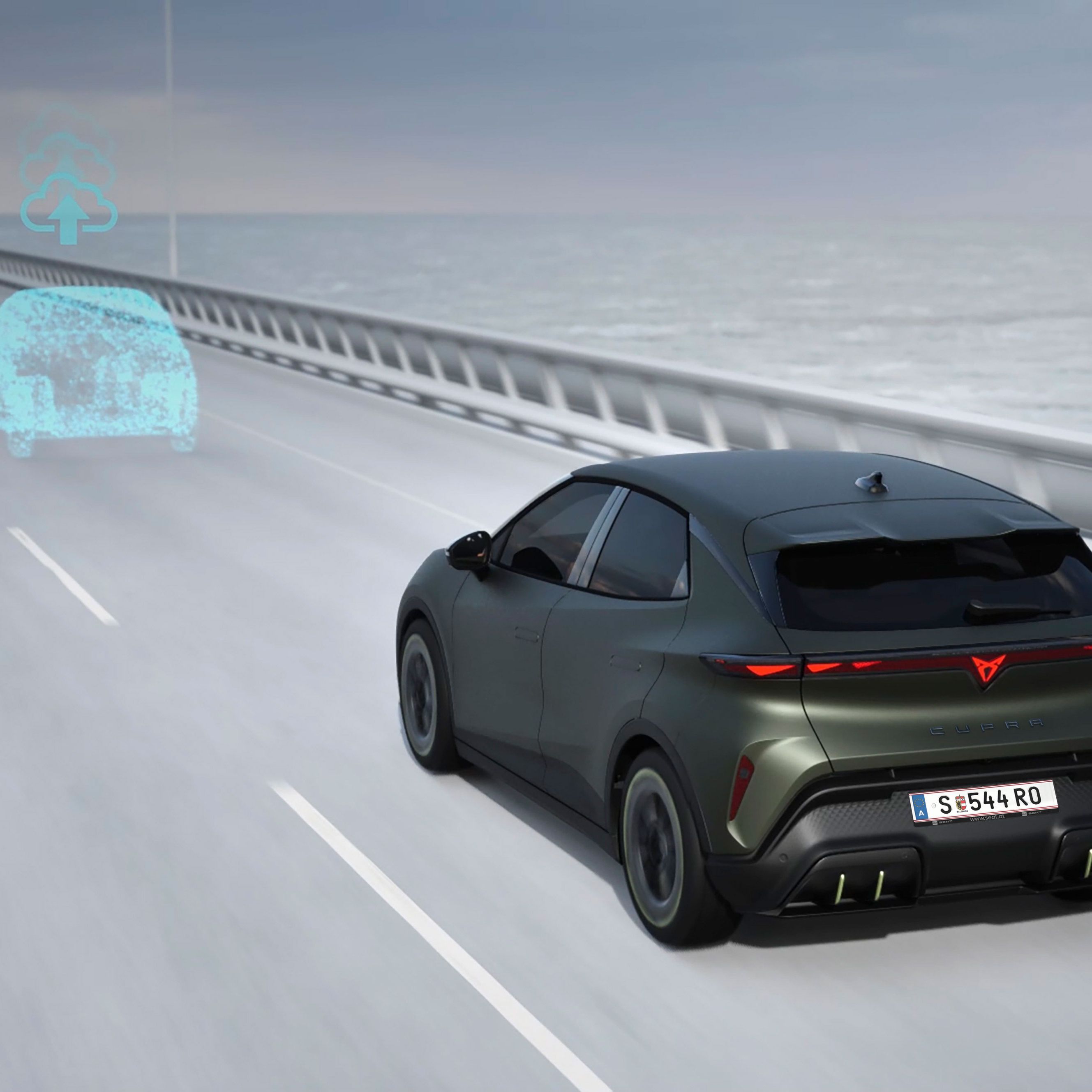 CUPRA Raval VZ v mangánovo-zelenej farbe počas jazdy na ceste. Vozidlo disponuje funkciami pre čiastočne autonómnu jazdu, ako sú Travel Assist 3.0, Predictive ACC a Front Traffic Alert.