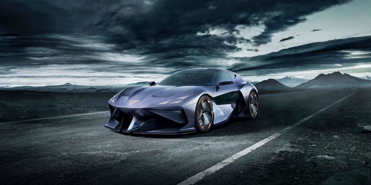 Štúdia vozidla CUPRA DarkRebel stojí na tmavej vozovke s horami v pozadí v temnom prítmí.