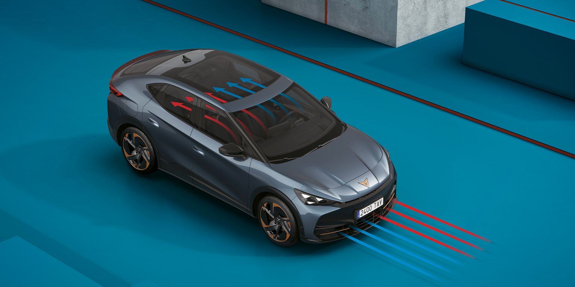 Cupra Tavascan na modrom pozadí s grafickými znázorneniami prúdenia vzduchu okolo vozidla. Prúdy vzduchu sú vyznačené modrými a červenými šípkami smerujúcimi nad a pod autom. Pozadie je geometricky členené so zvýraznením blokov a línií.