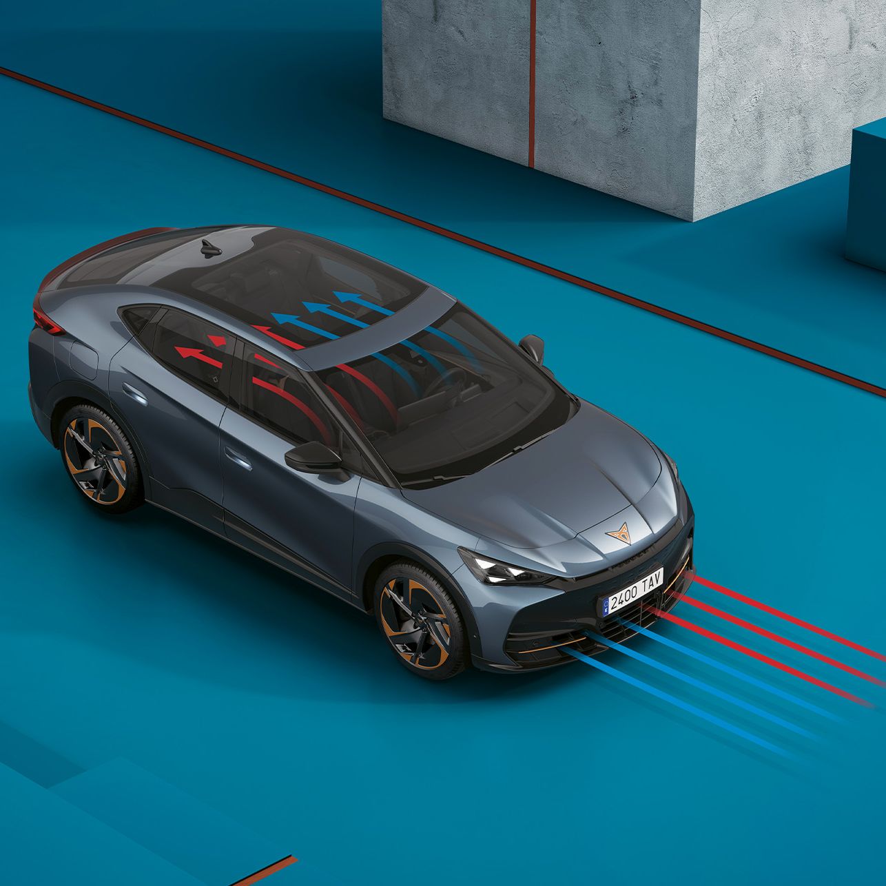 Cupra Tavascan na modrom pozadí s grafickými znázorneniami prúdenia vzduchu okolo vozidla. Prúdy vzduchu sú vyznačené modrými a červenými šípkami smerujúcimi nad a pod autom. Pozadie je geometricky členené so zvýraznením blokov a línií.