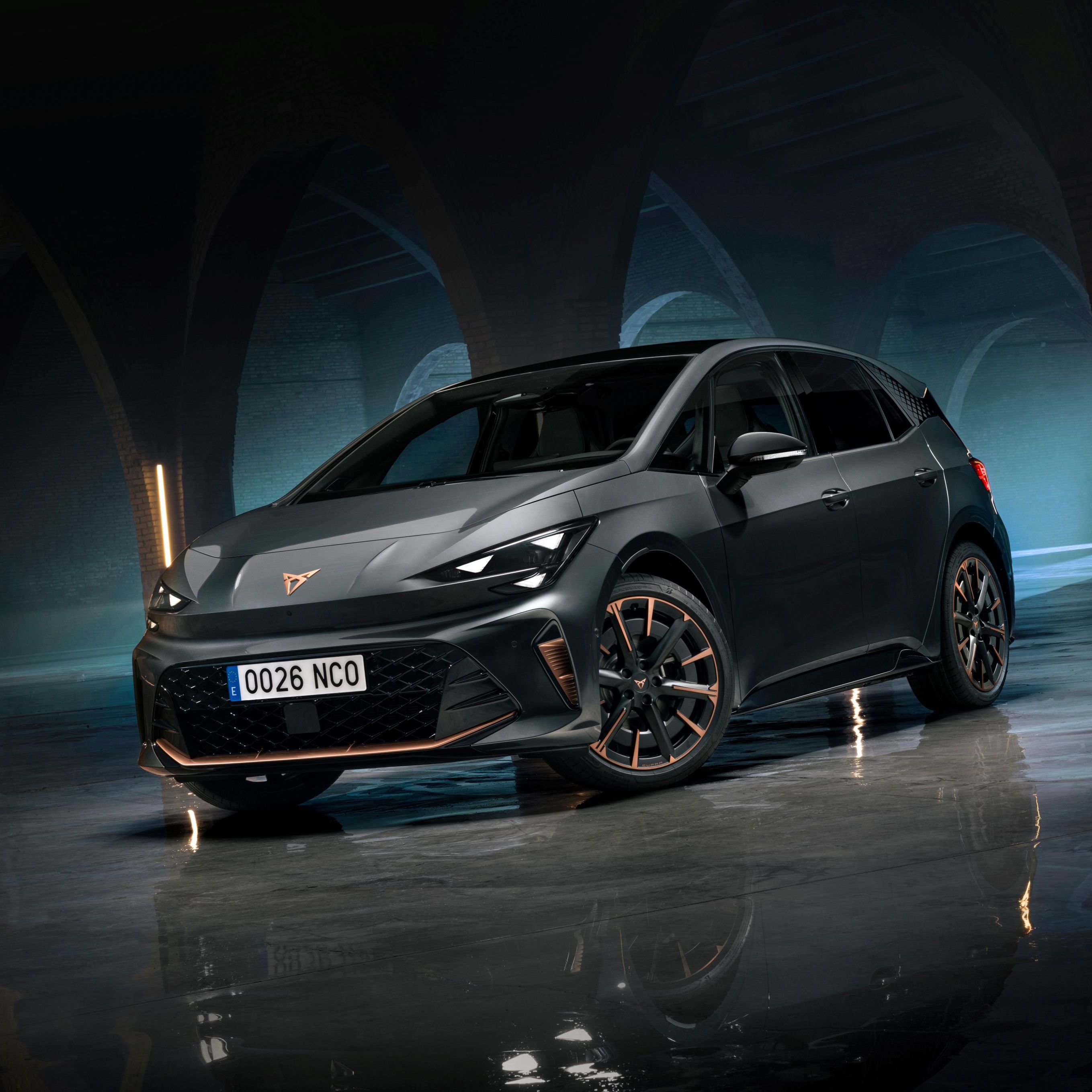 Nový CUPRA Born v tmavom podzemí s klenbami a jemným osvetlením.