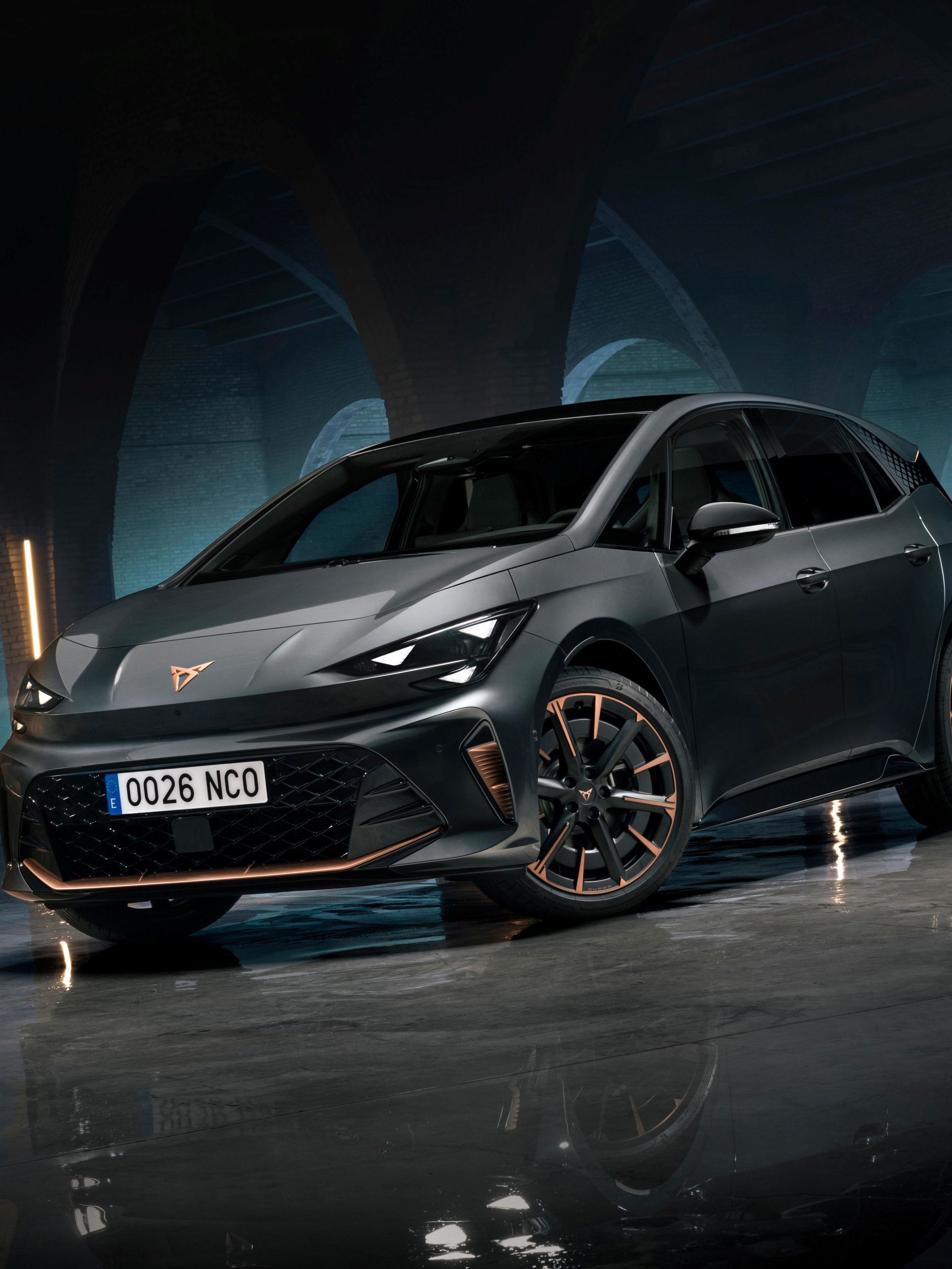 Nový CUPRA Born v tmavom podzemí s klenbami a jemným osvetlením.