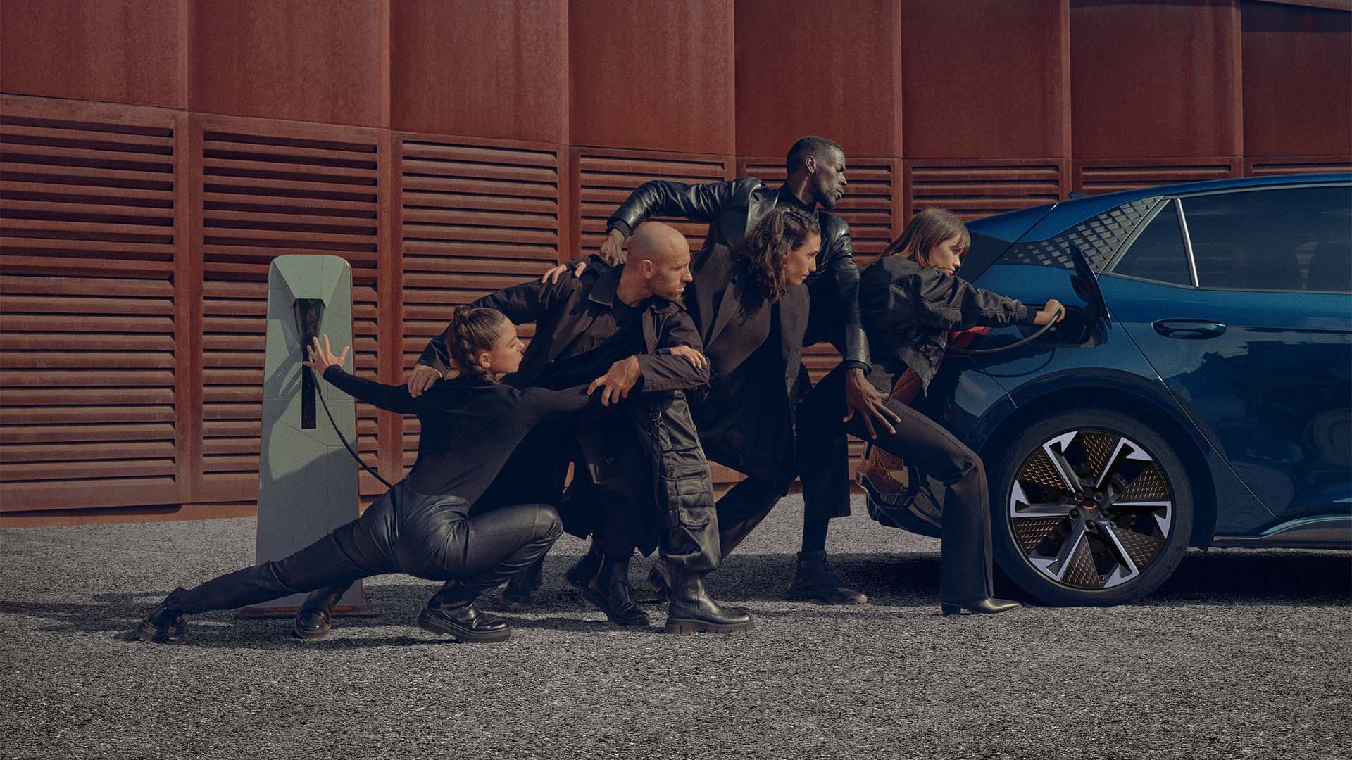 Ľudia pózujú s modelom CUPRA Born počas nabíjania