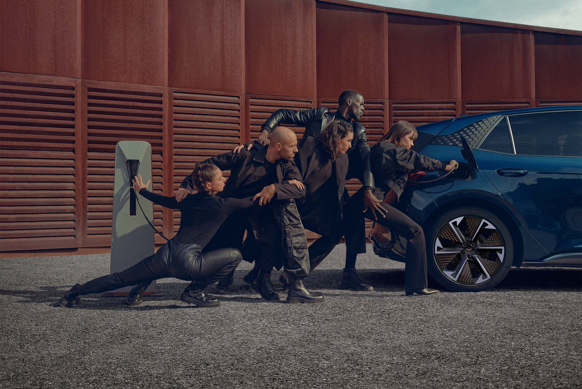 Ľudia pózujú s modelom CUPRA Born počas nabíjania
