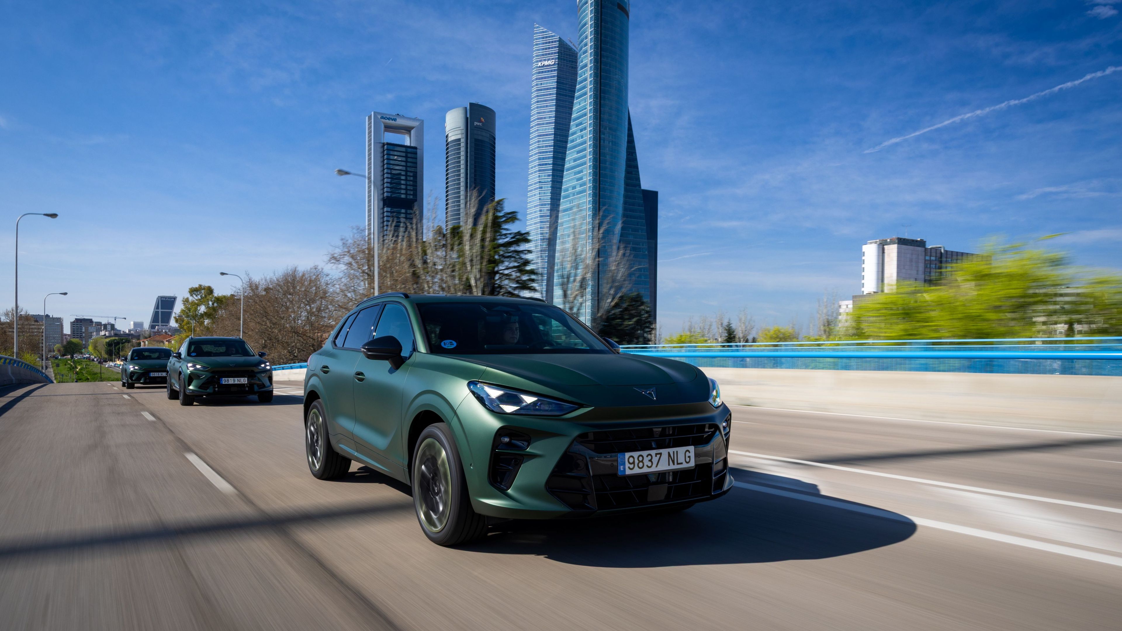 Špeciálne modely CUPRA Tribe Edition: CUPRA Formentor, CUPRA Terramar a CUPRA Leon v okolí Madridu počas dynamickej jazdy na ceste. V pozadí vidieť moderné, výškové budovy.