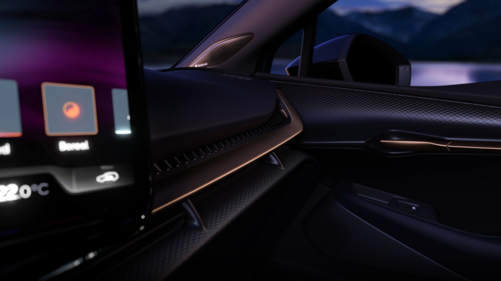 Interiér luxusného automobilu s digitálnym displejom na palubnej doske. Na obrazovke je zobrazená teplota 22°C. V pozadí vidieť hory pri západe slnka.