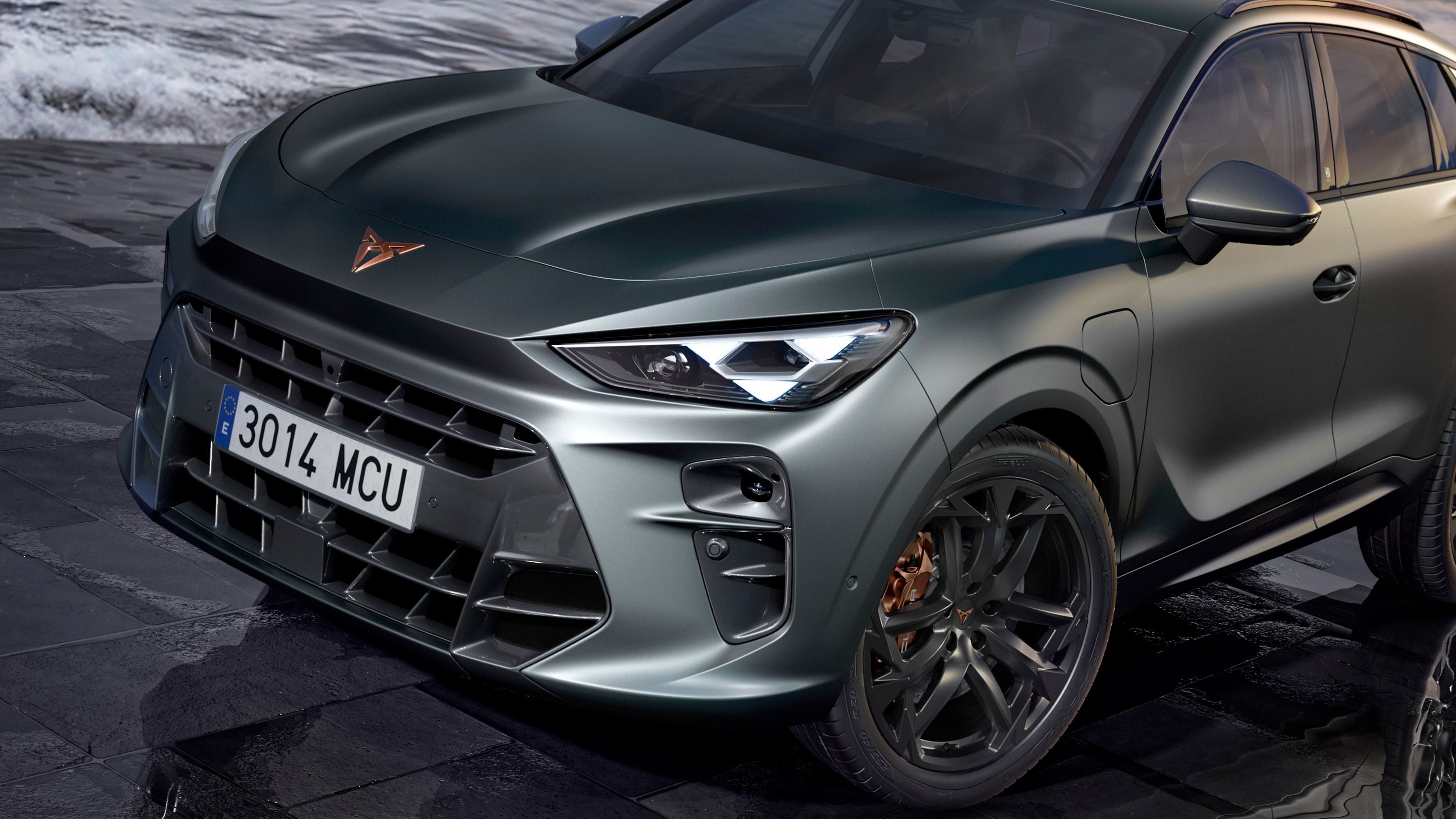 CUPRA Terramar zapakovaný na dláždenej ploche priamo pri mori. Vlny narážajú na na túto voľnú plochu. V pozadí sú skalné útesy