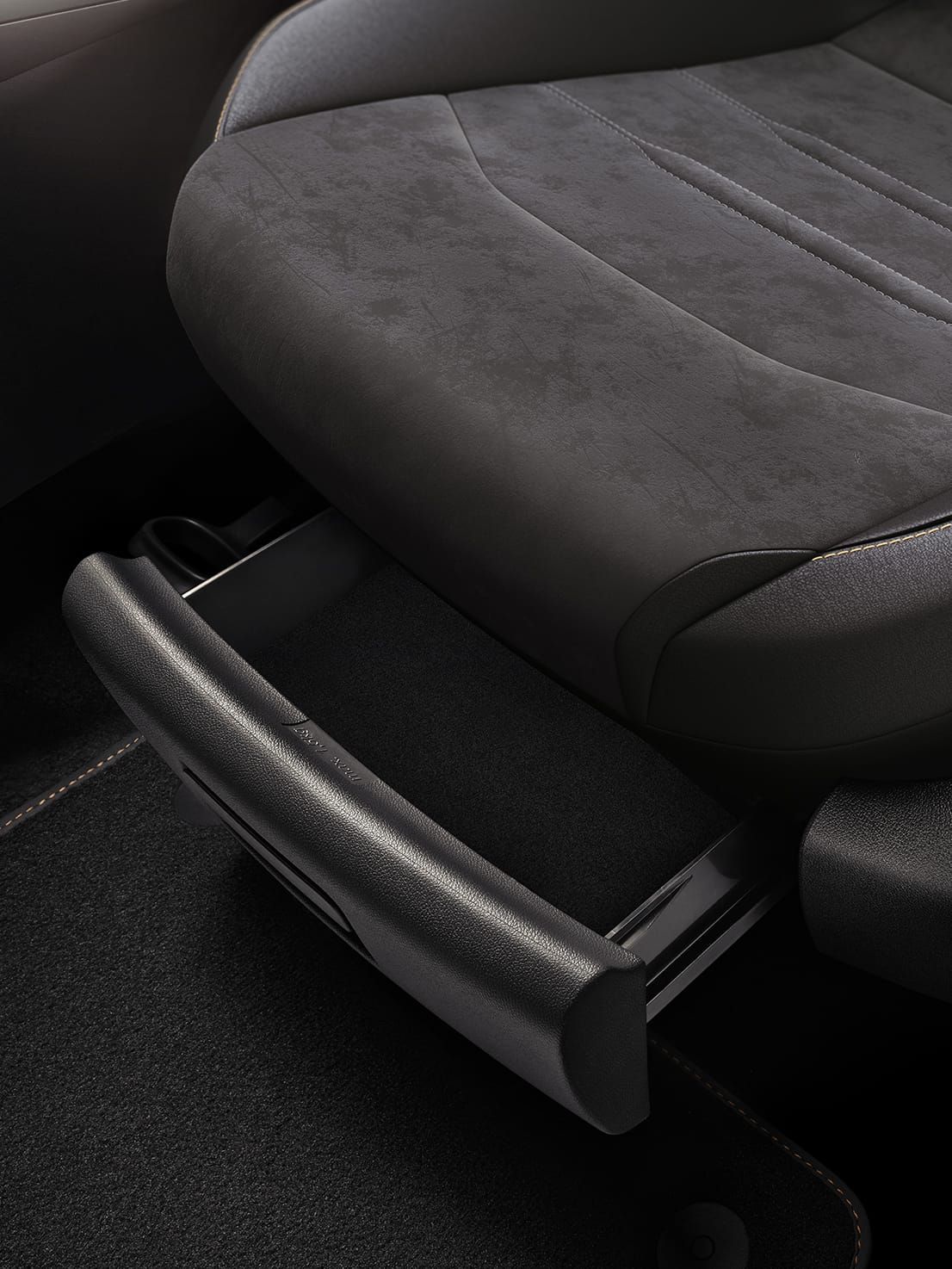Pohľad na sedadlo s detailom na zásuvku pod ním.
