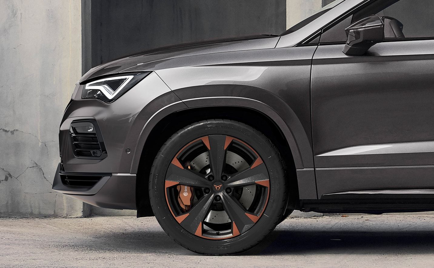 CUPRA Formentor Heckansicht. Eine Frau steht neben dem Fahrzeug.