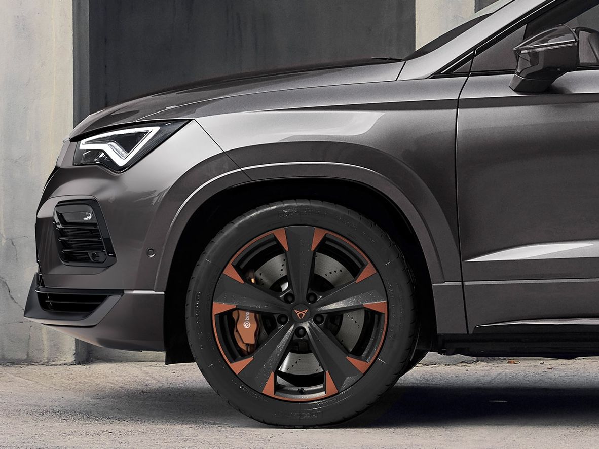 CUPRA Formentor Heckansicht. Eine Frau steht neben dem Fahrzeug.