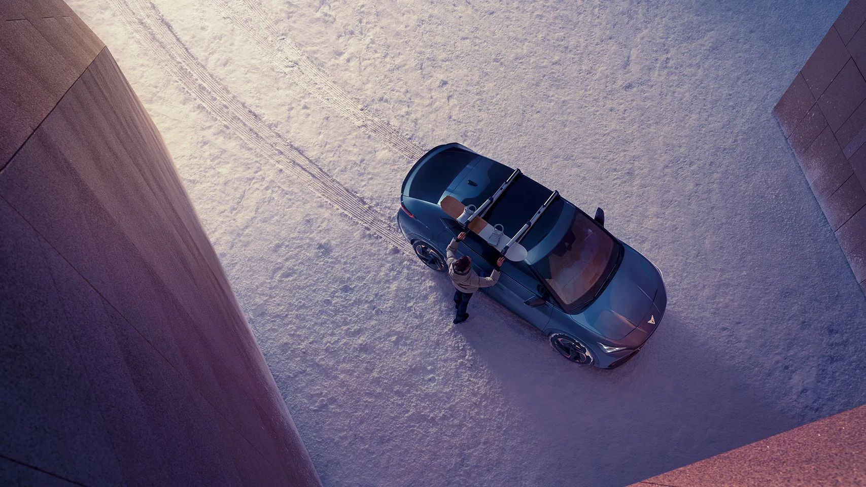 Ein CUPRA Born in blau beim Ladevorgang