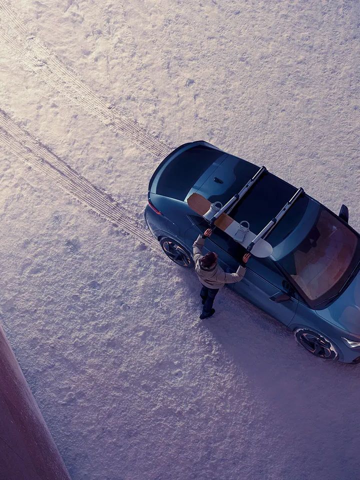 Ein CUPRA Born in blau beim Ladevorgang